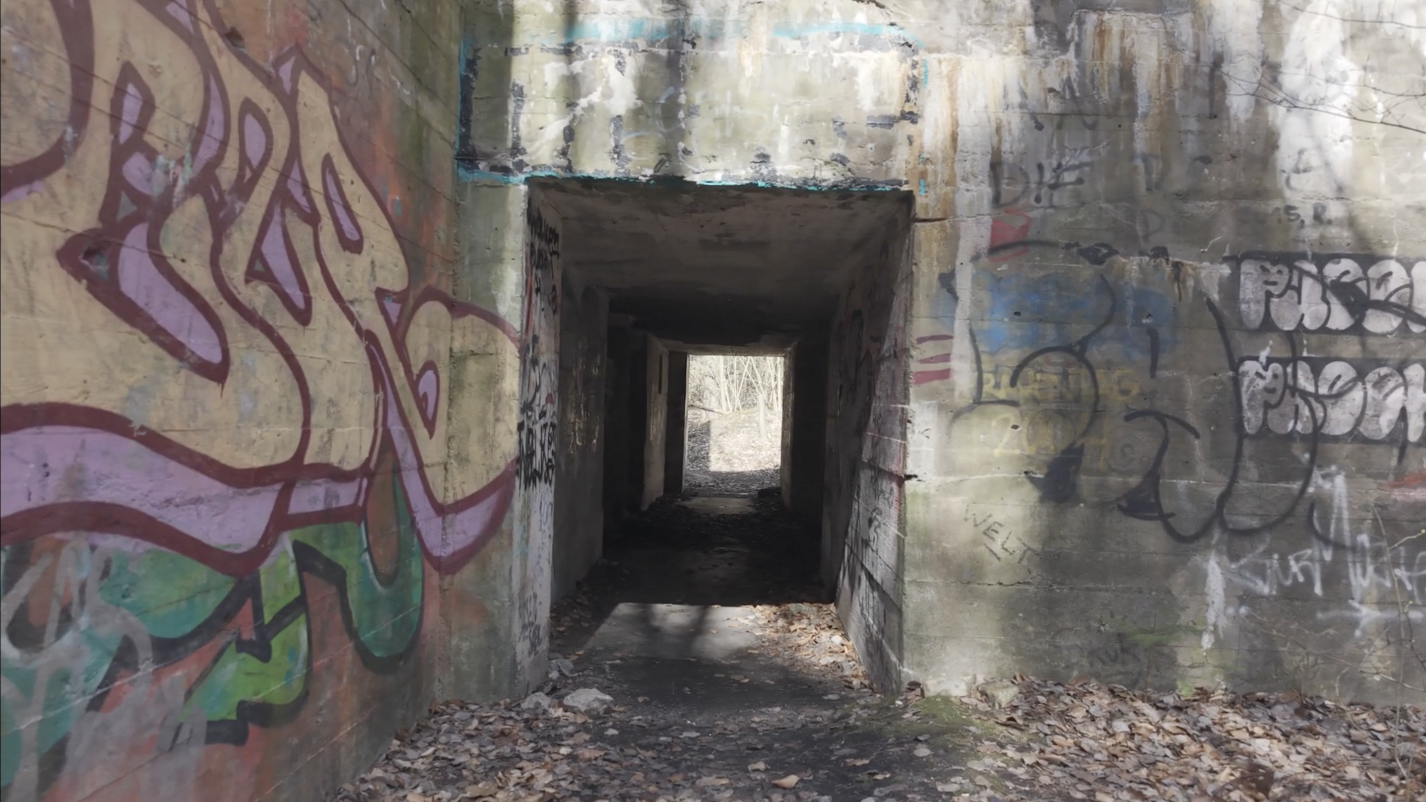 Entrada do Bunker Koralle, filmada com uma DJI Mini 5 Pro.