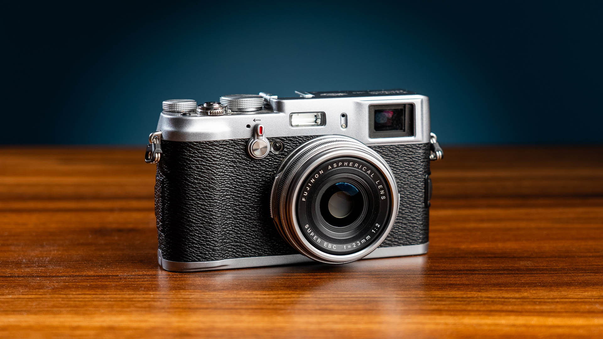 Cámara Fujifilm X100 de segunda mano de MPB sobre una mesa de madera