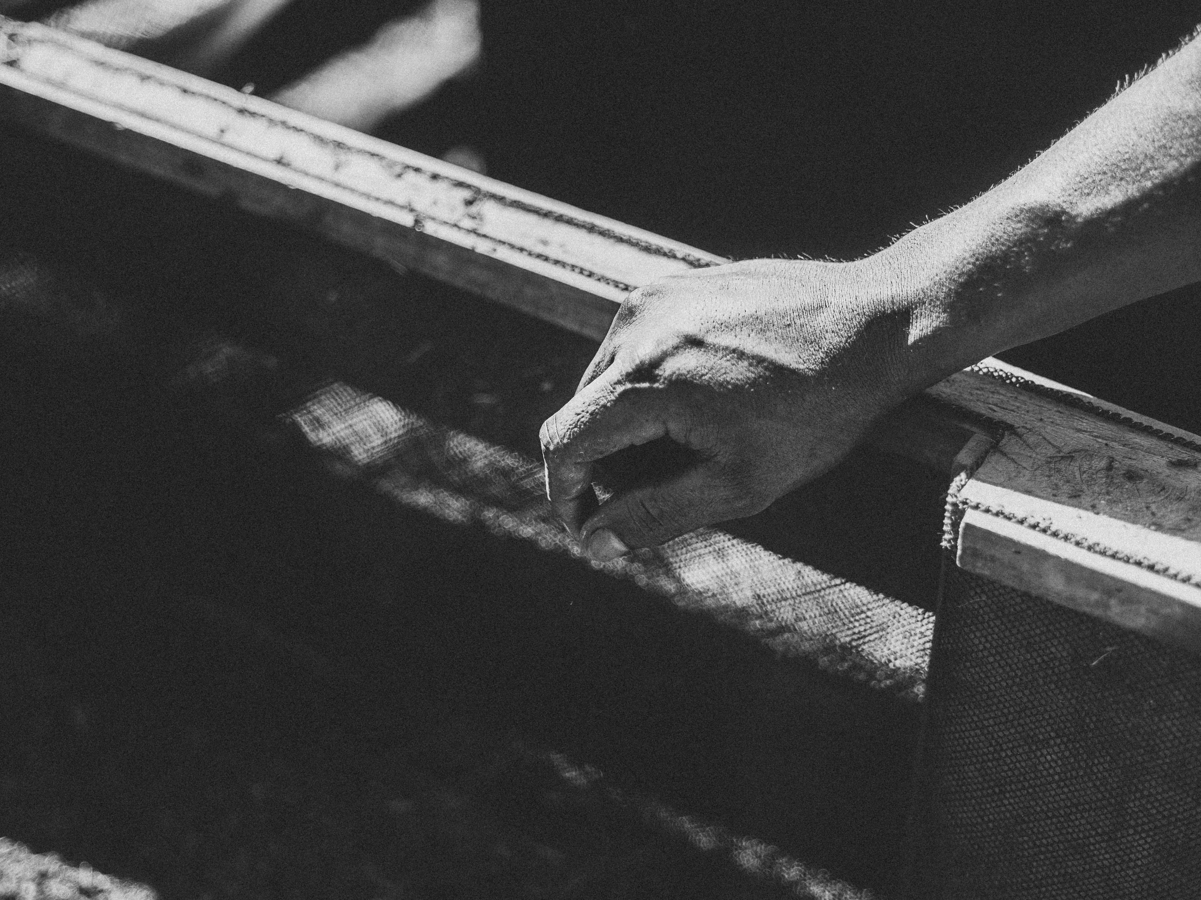 Zwart-wit foto van een hand, gemaakt door Ian Howorth met een Hasselblad X1D II middenformaat camera