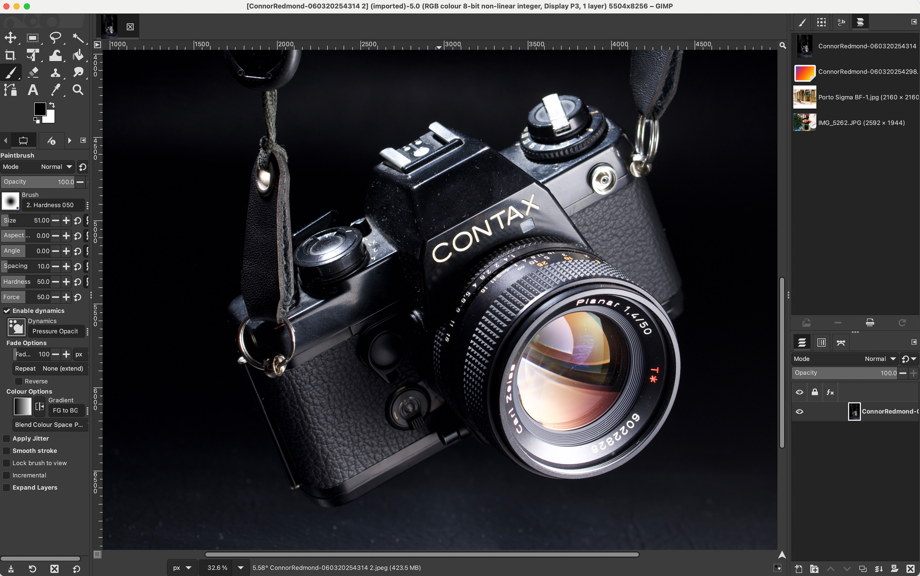 Screenshot der GIMP-Oberfläche mit einem Bild einer Contax-Kamera von Connor Redmond.