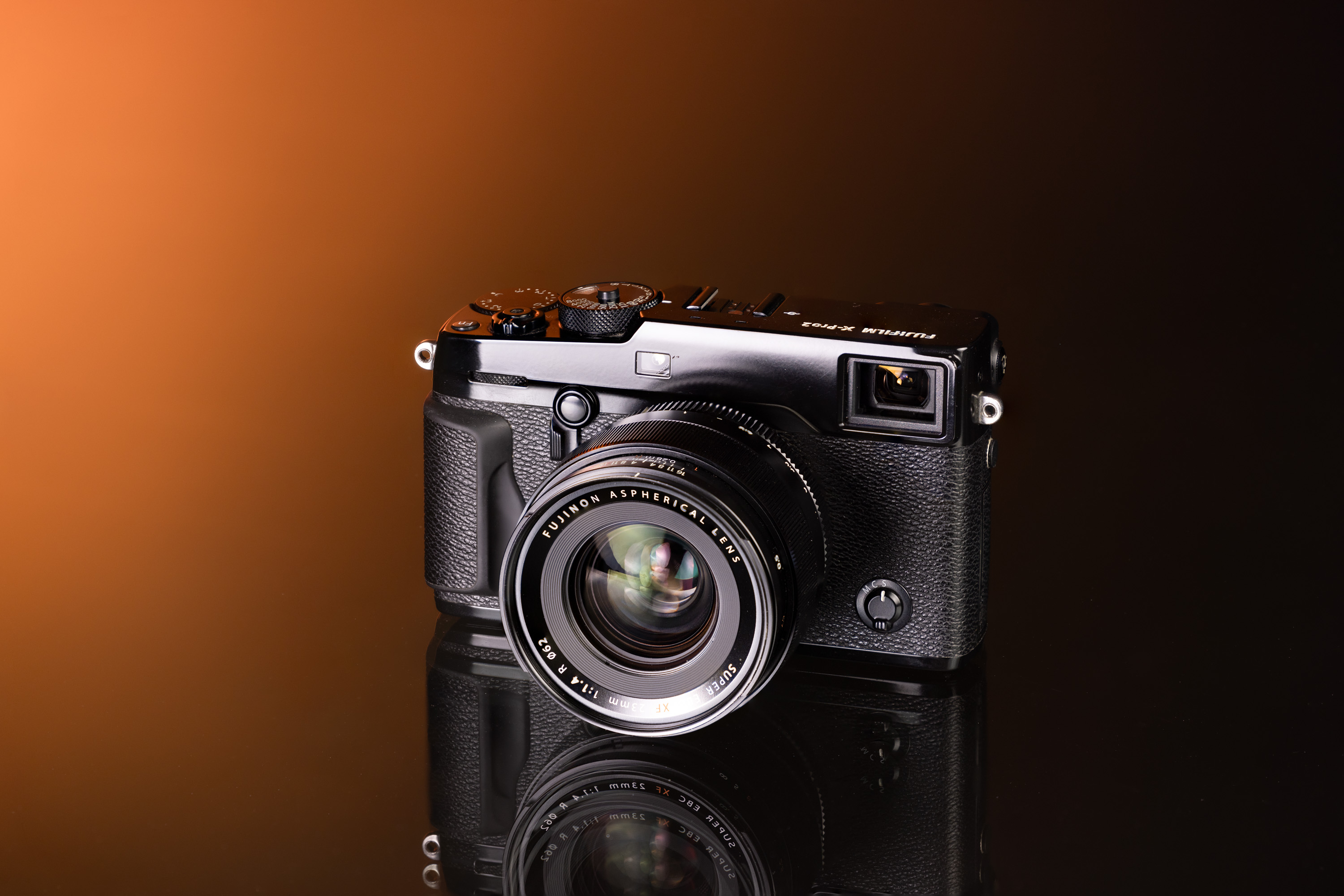 Tweedehands Fujifilm X-Pro 2 en Fujifilm XF 23mm f/1.4 R op een oranje en zwarte achtergrond