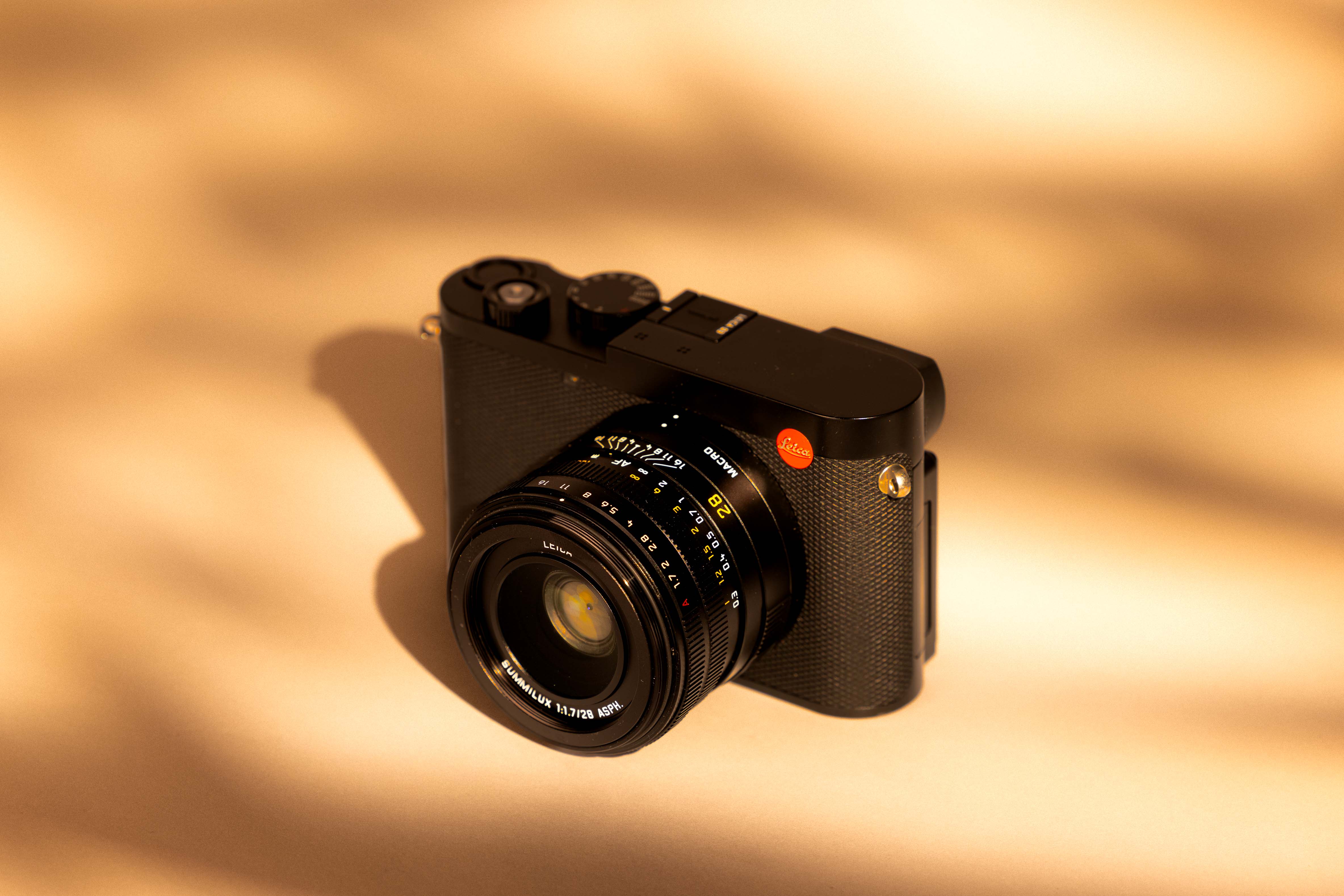 Leica Q3 auf cremefarbenem Hintergrund