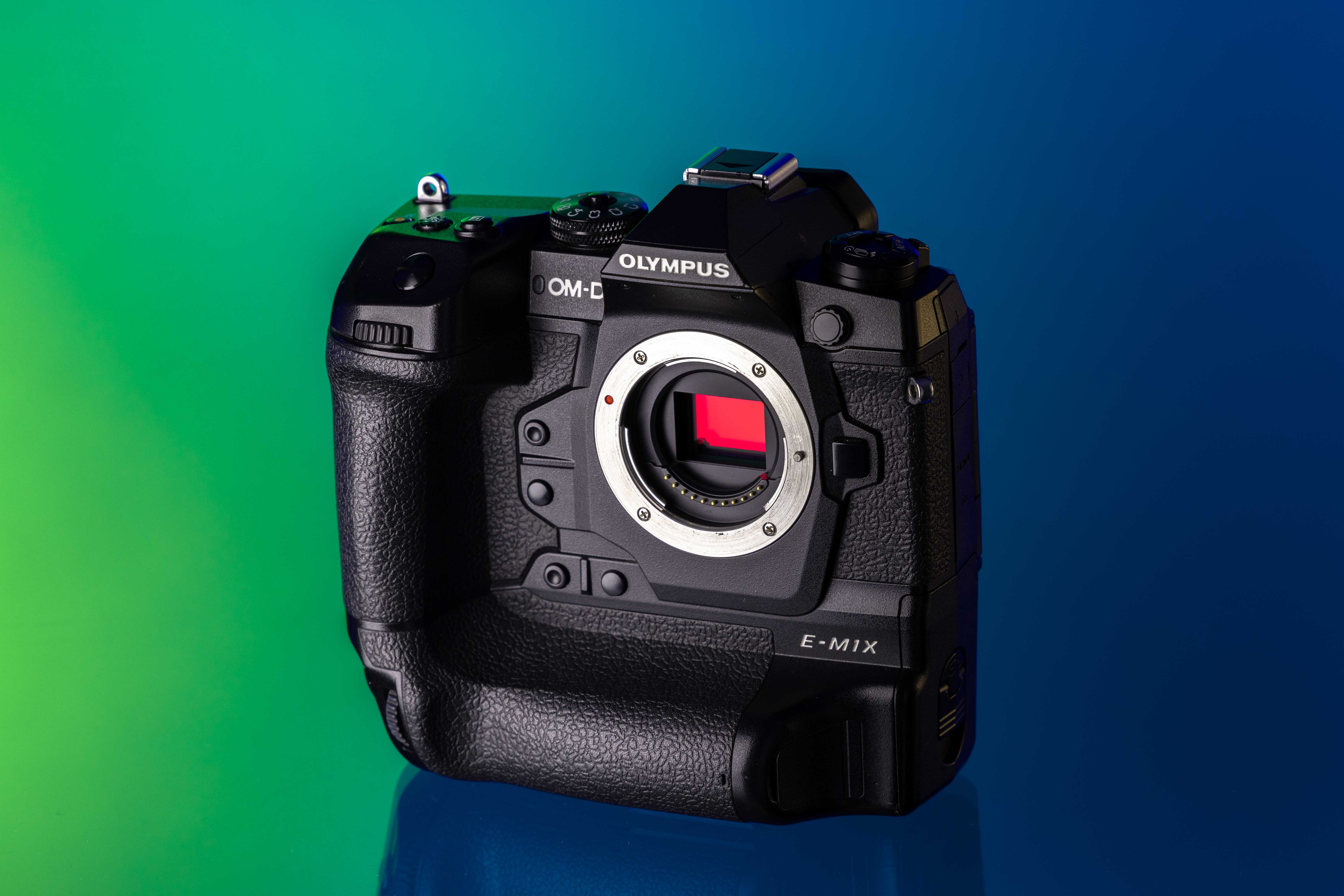 Olympus OM-D E-M1X met een groen en blauwe achtergrond