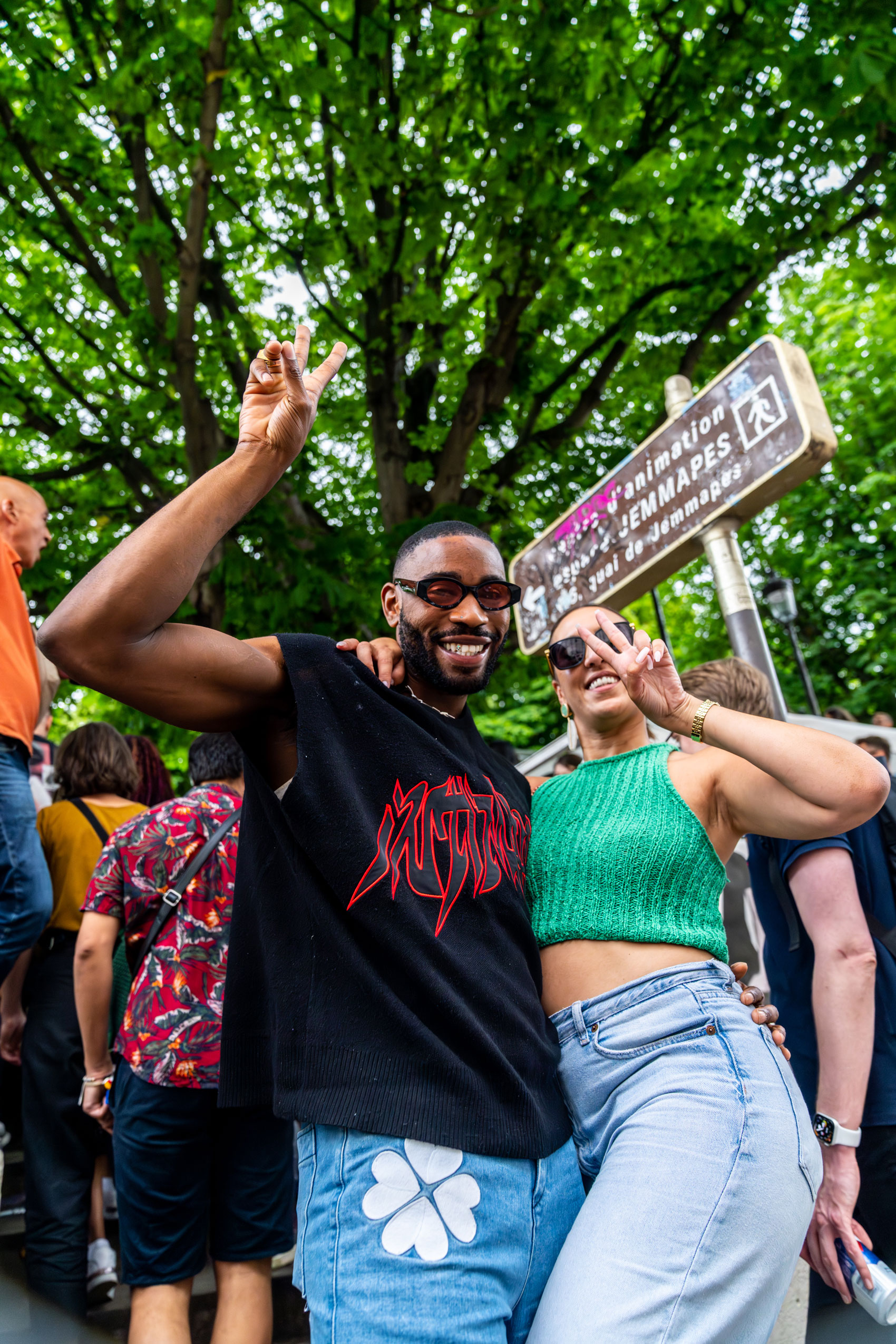 Deux personnes dansent et font la fête dans la rue lors du 21 juin. Photo prise par Marilu Parisi with an  Sony A7R V.