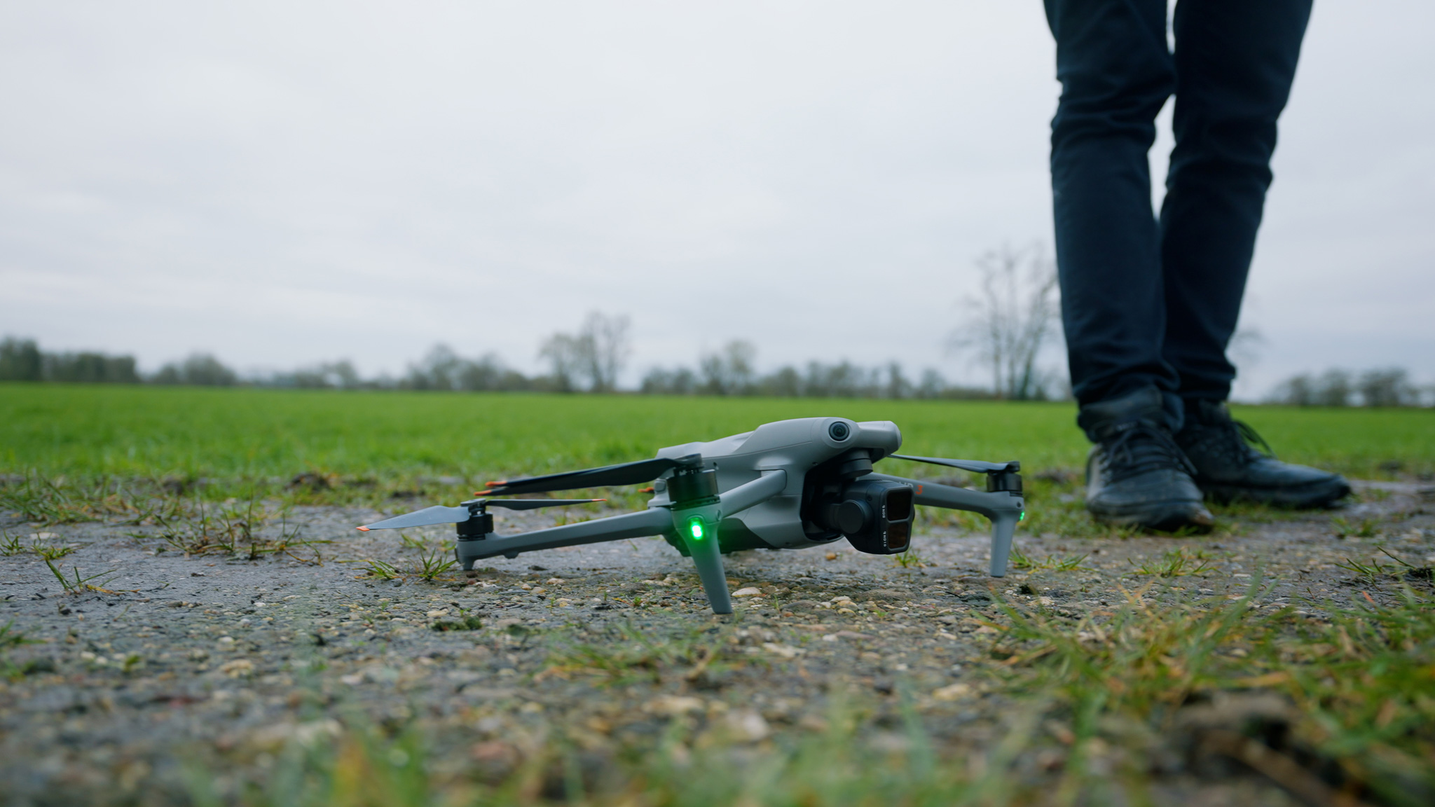 De DJI Air 3 drone in actie voorbereid, vastgelegd op een landelijke locatie. Compact, krachtig en ideaal voor luchtfotografie en videografie.