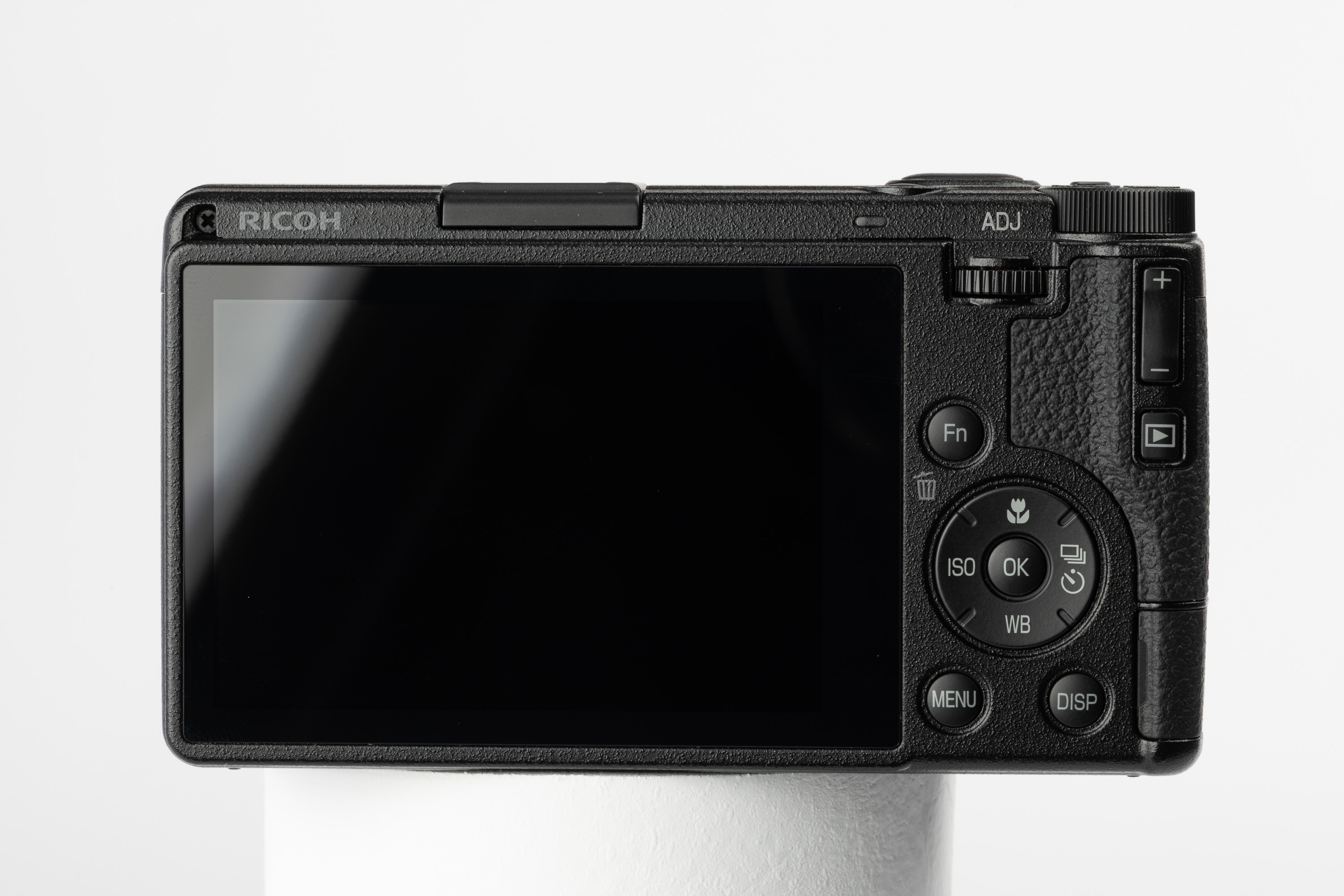 Rückseite der Ricoh GR IV mit Drehschaltern, Tasten und Steuerkreuz