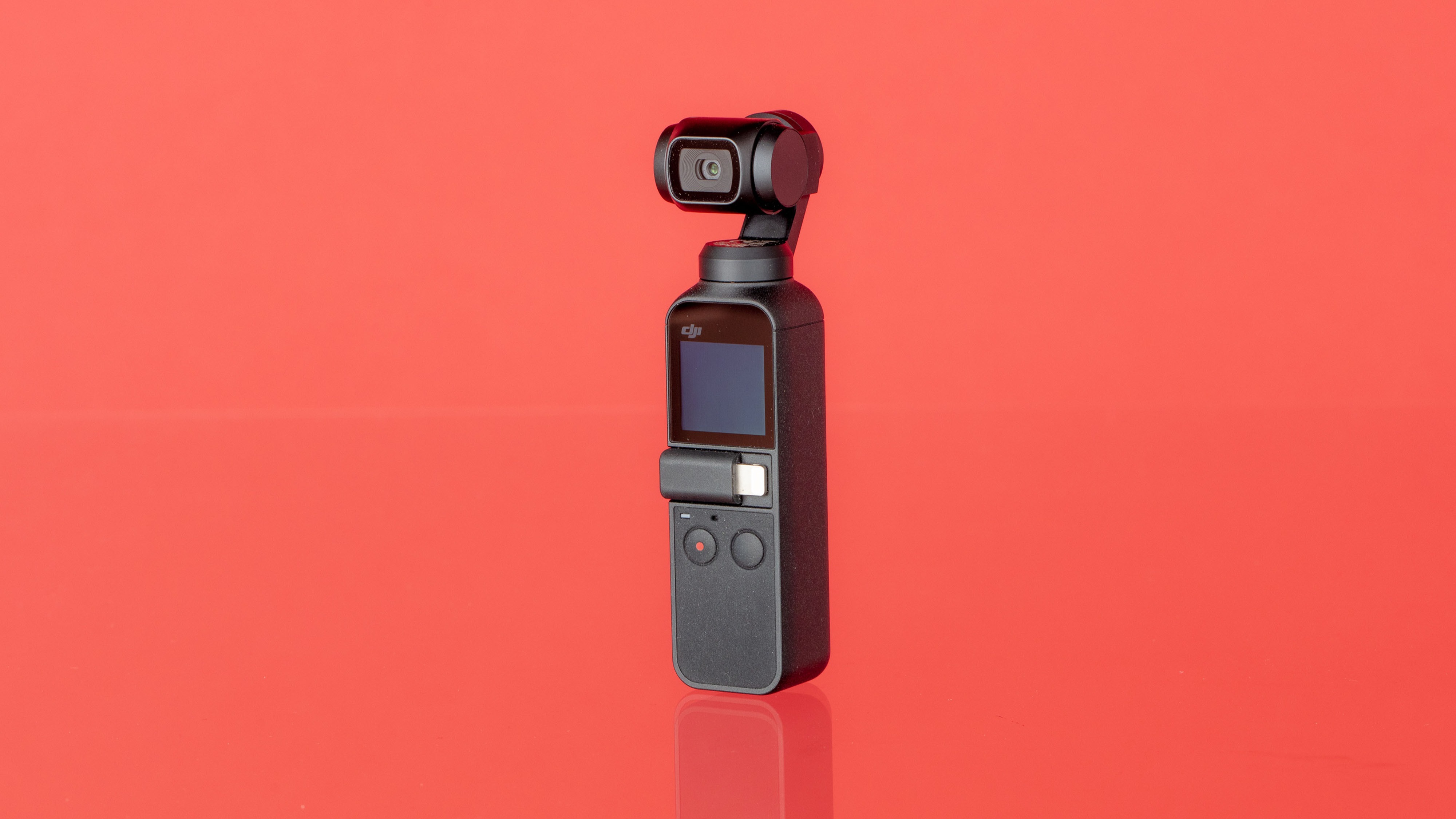 DJI Osmo Pocket met een rode achtergrond