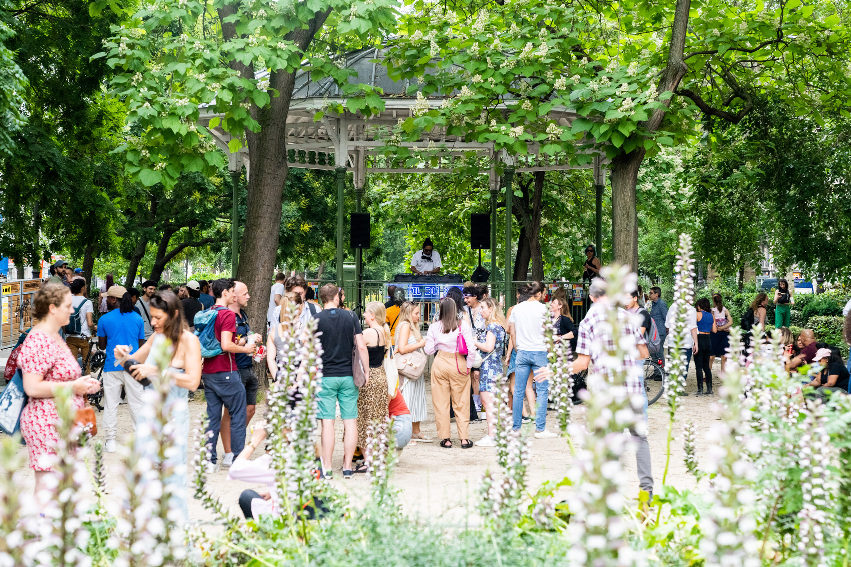 Dj set au fil du son sur le Canal Saint Martin. Photo prise par Marilu Parisi avec un Sony A7R V.

