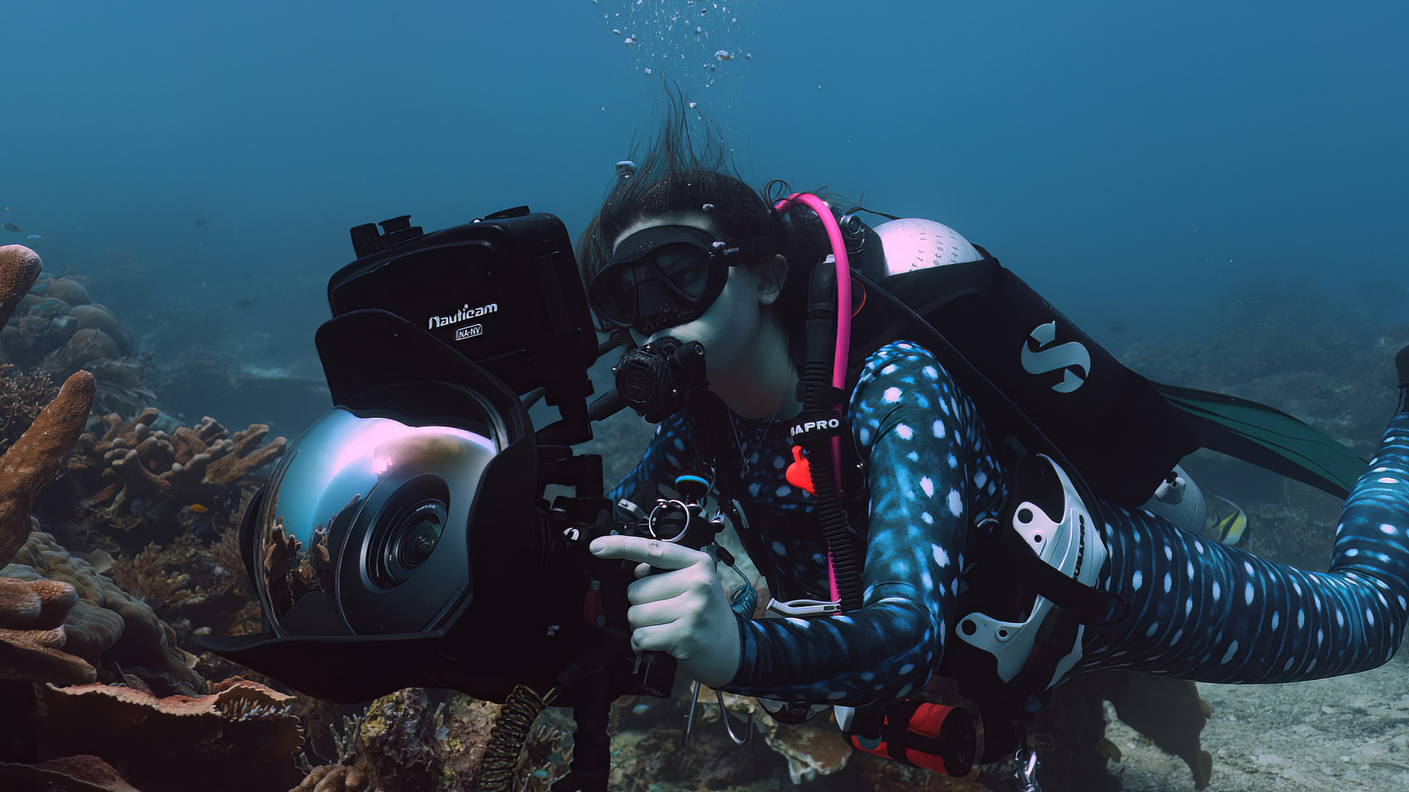 Elise Gibbins bei Unterwasseraufnahmen eines Korallenriffs mit der Sony PXW-FX3.

