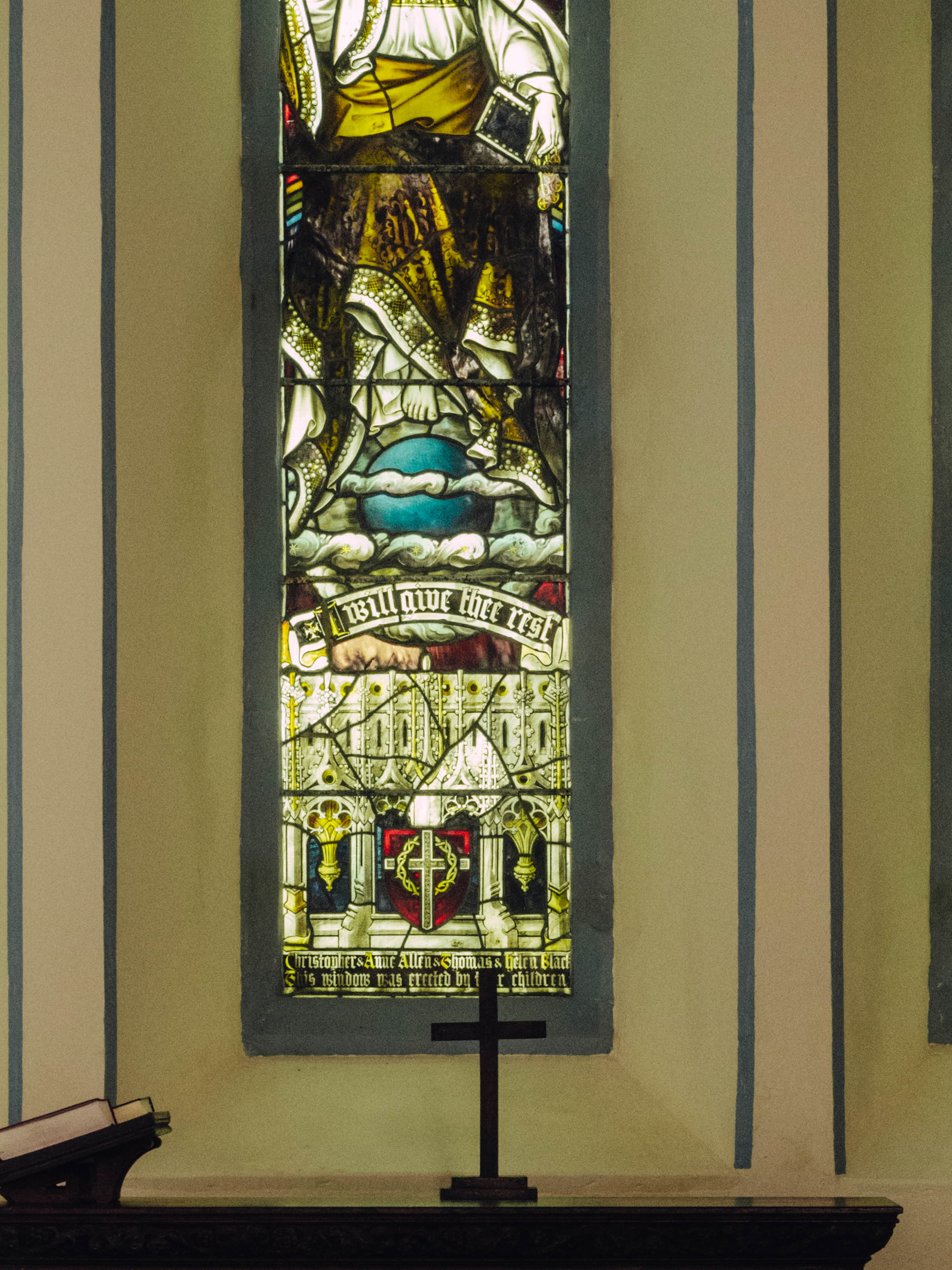 Ein Bildausschnitt aus dem Inneren einer Kirche, der ein Detail eines einzelnen Kirchenfensters zeigt, fotografiert von Ian Howorth mit einer Hasselblad X2D 100C