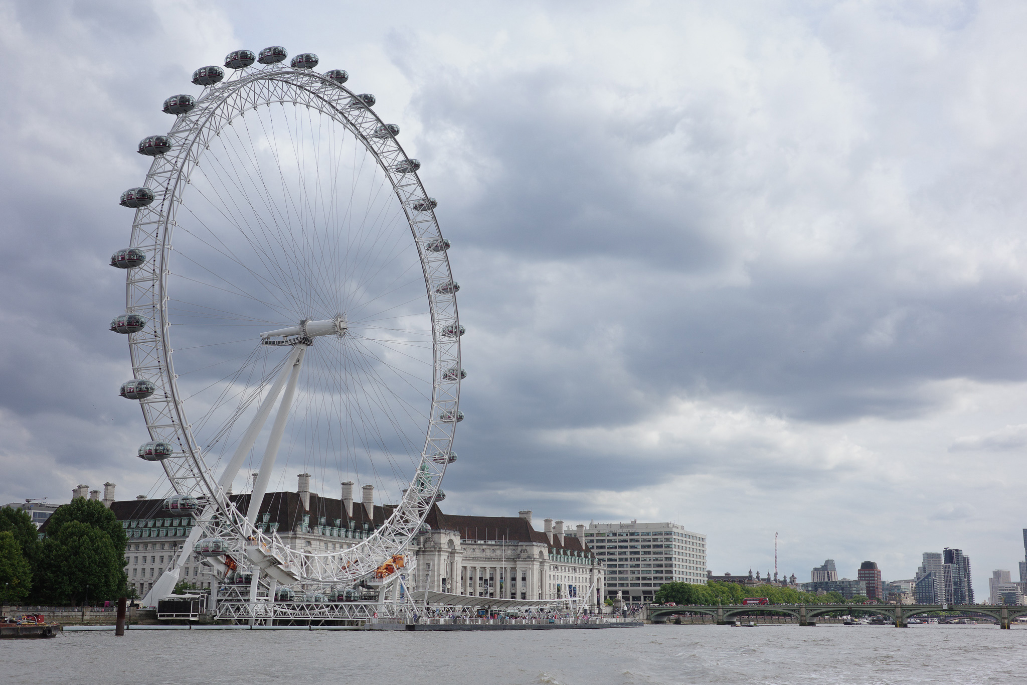 Une photo en couleur du London Eye et de la Tamise prise avec un Ricoh GR III