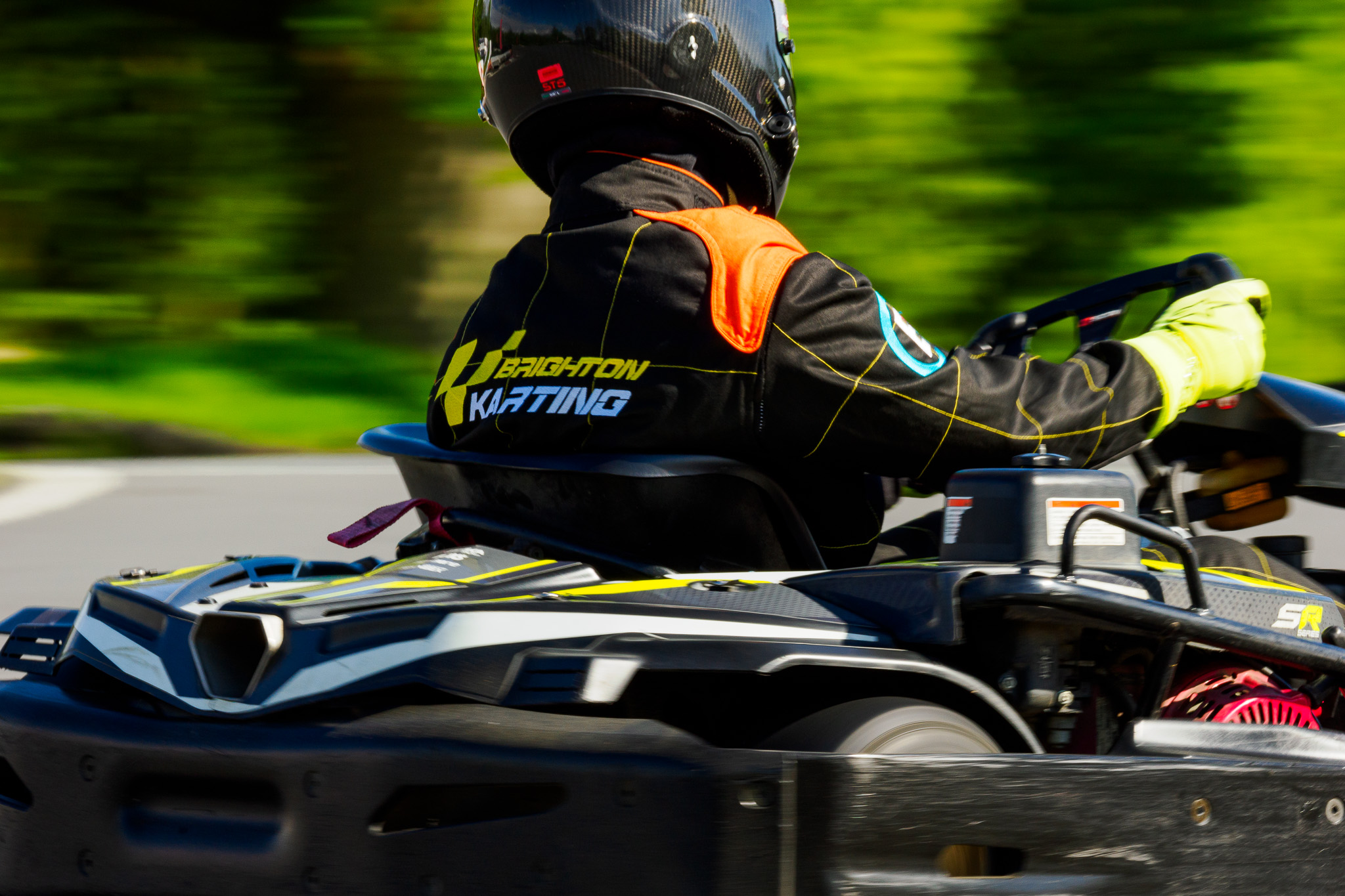 Das Heck eines Go-Karts, das durch die Brighton Karting-Rennstrecke braust, fotografiert von Connor Redmond mit der OM System OM-1.