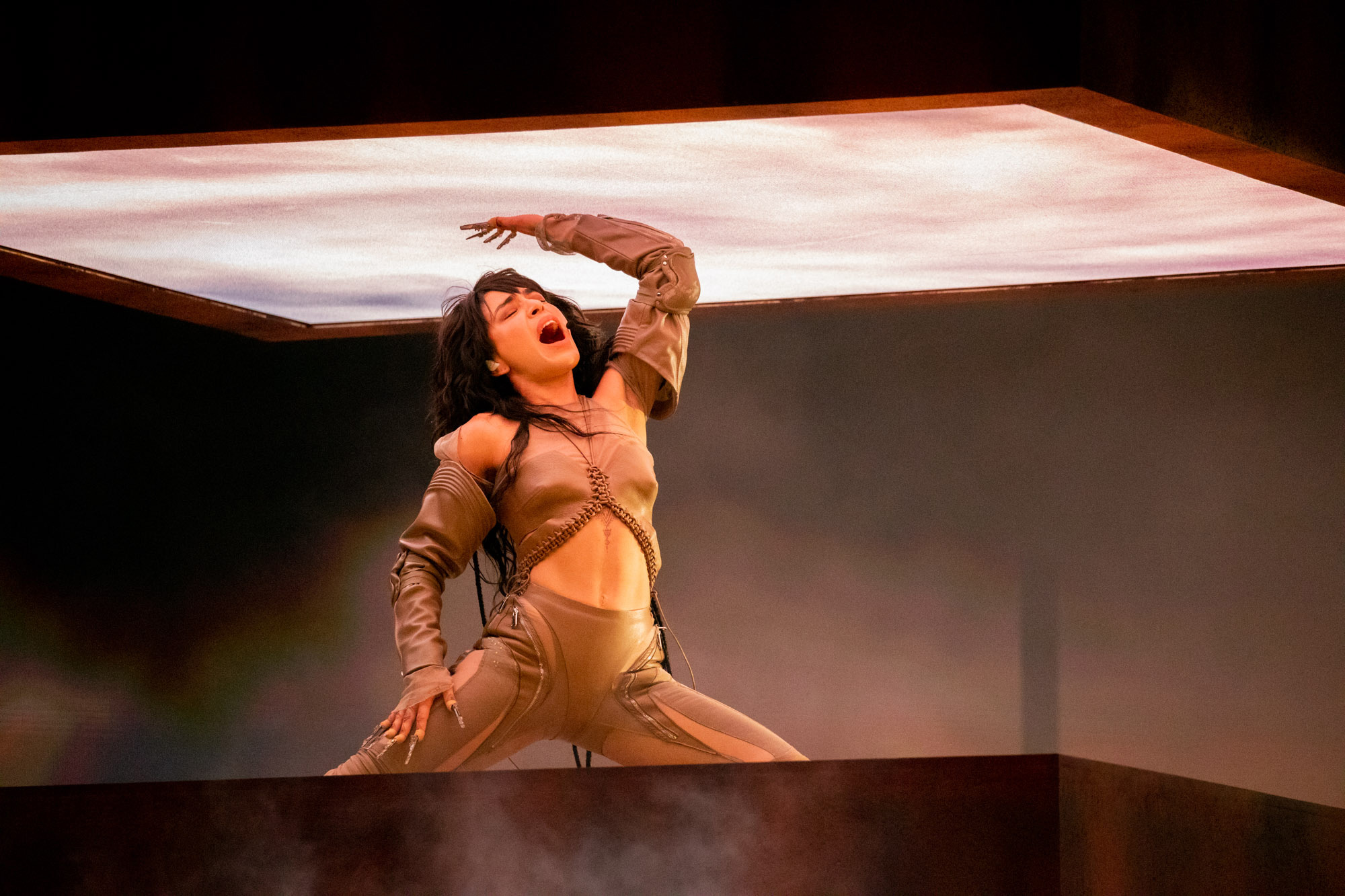 Eine Nahaufnahme des Auftritts der schwedischen Sängerin Loreen beim ESC 2023 unter einem quadratischen weißen Licht, aufgenommen von Chloe Hashemi mit der Canon EOS 5D Mark IV.