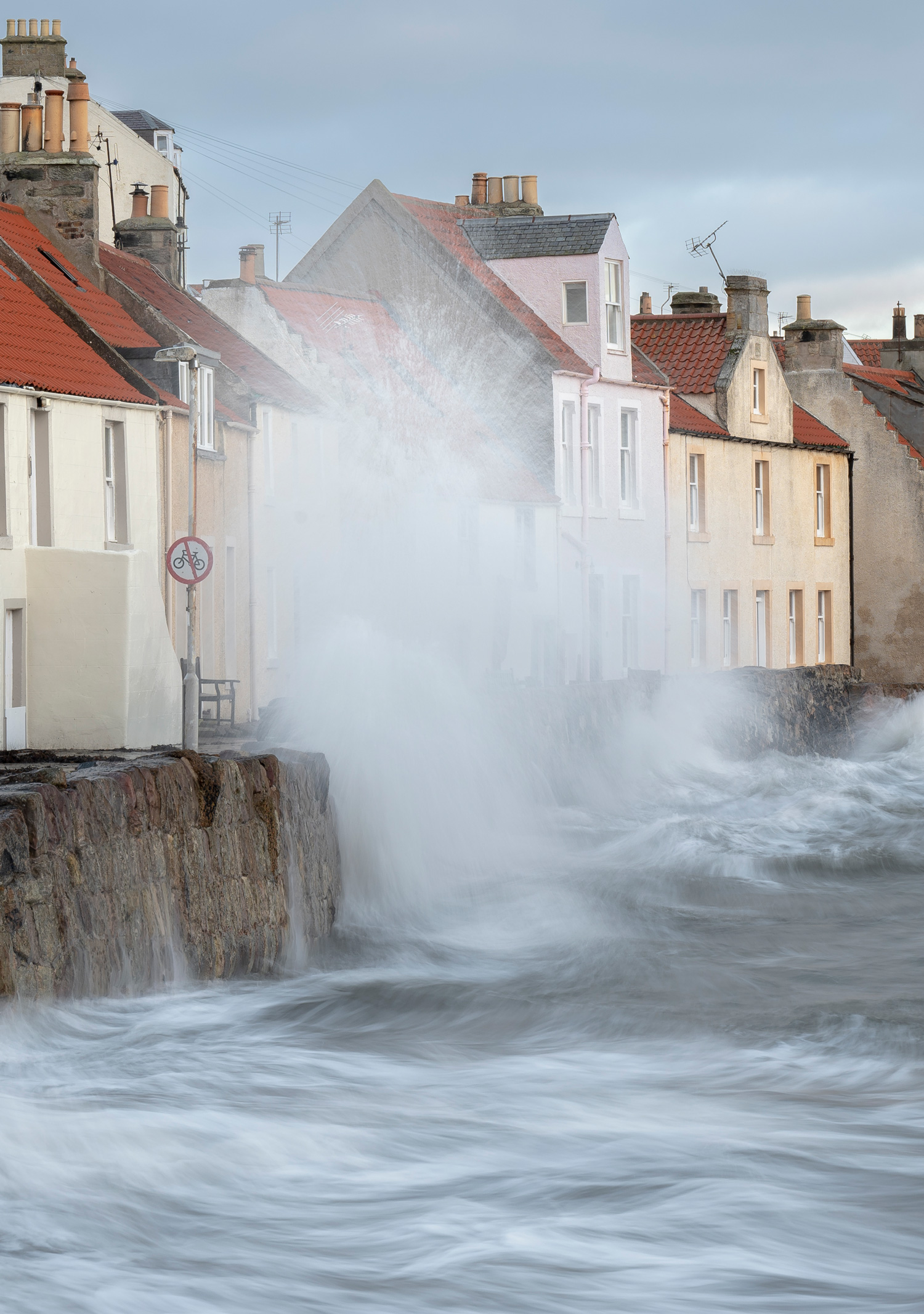 Wellen, die gegen eine Mauer neben einigen Häusern in Pittenweem prallen, Foto von Scott Jessiman mit einer Nikon Z6 II