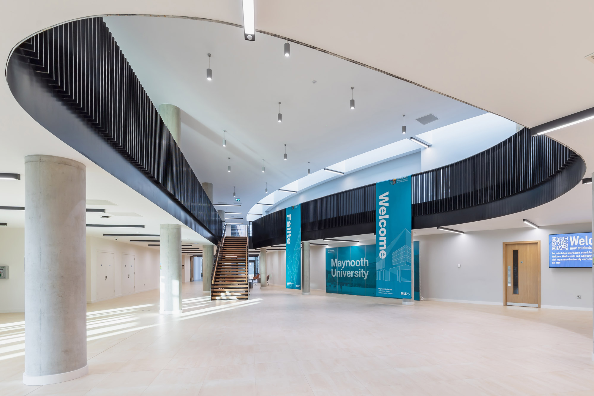 De binnenkant van een gebouw aan de Maynooth University, gefotografeerd door Paul Moore met de Canon EOS R6.