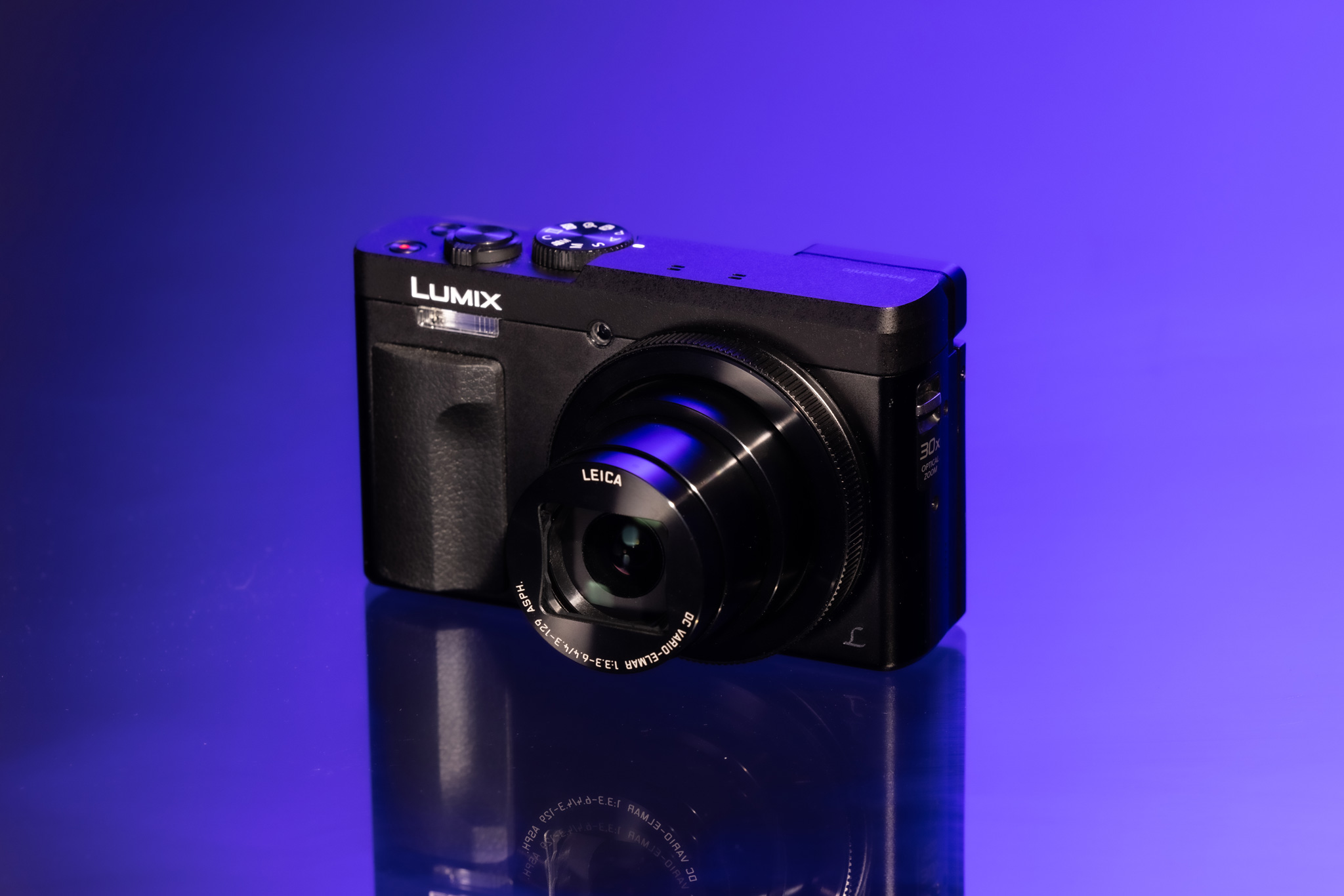 Lumix DC-ZS70 d'occasion sur fond mauve