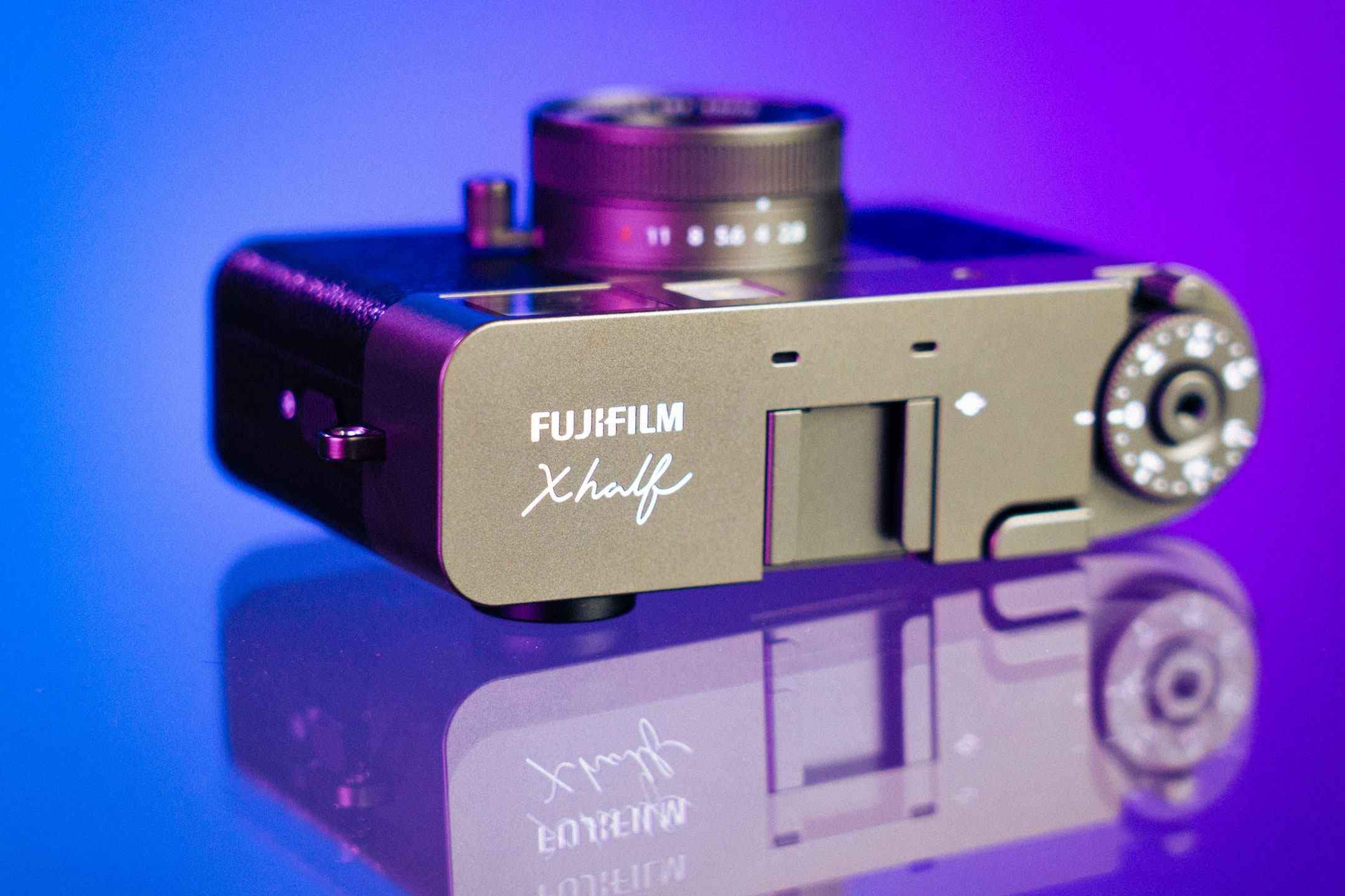 Nahaufnahme der Oberseite der Fujifilm X half mit Fokus auf das Logo.