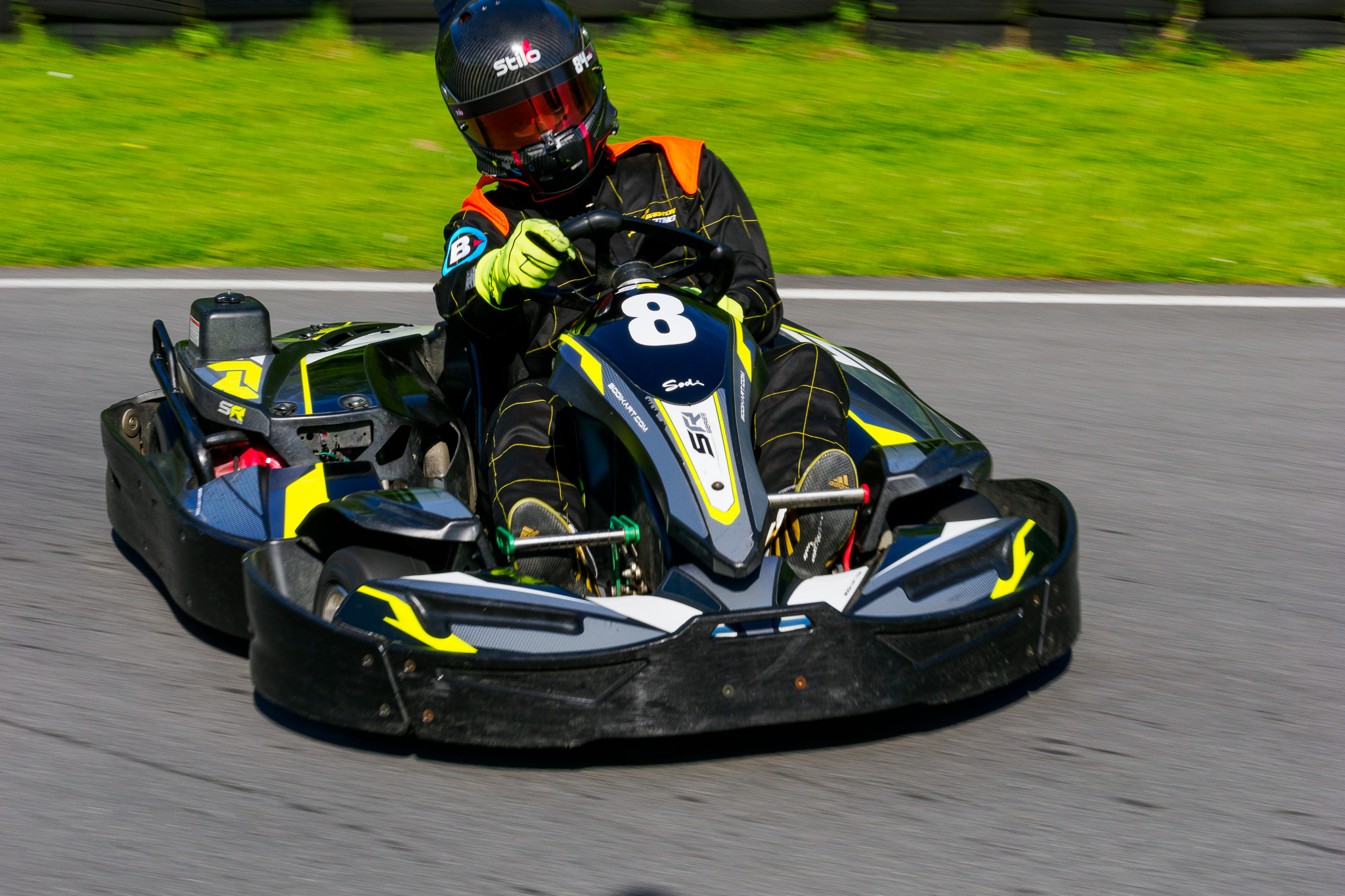 Een kart die met hoge snelheid de bocht om gaat, foto gemaakt door Connor Redmond met het OM System OM-1.
