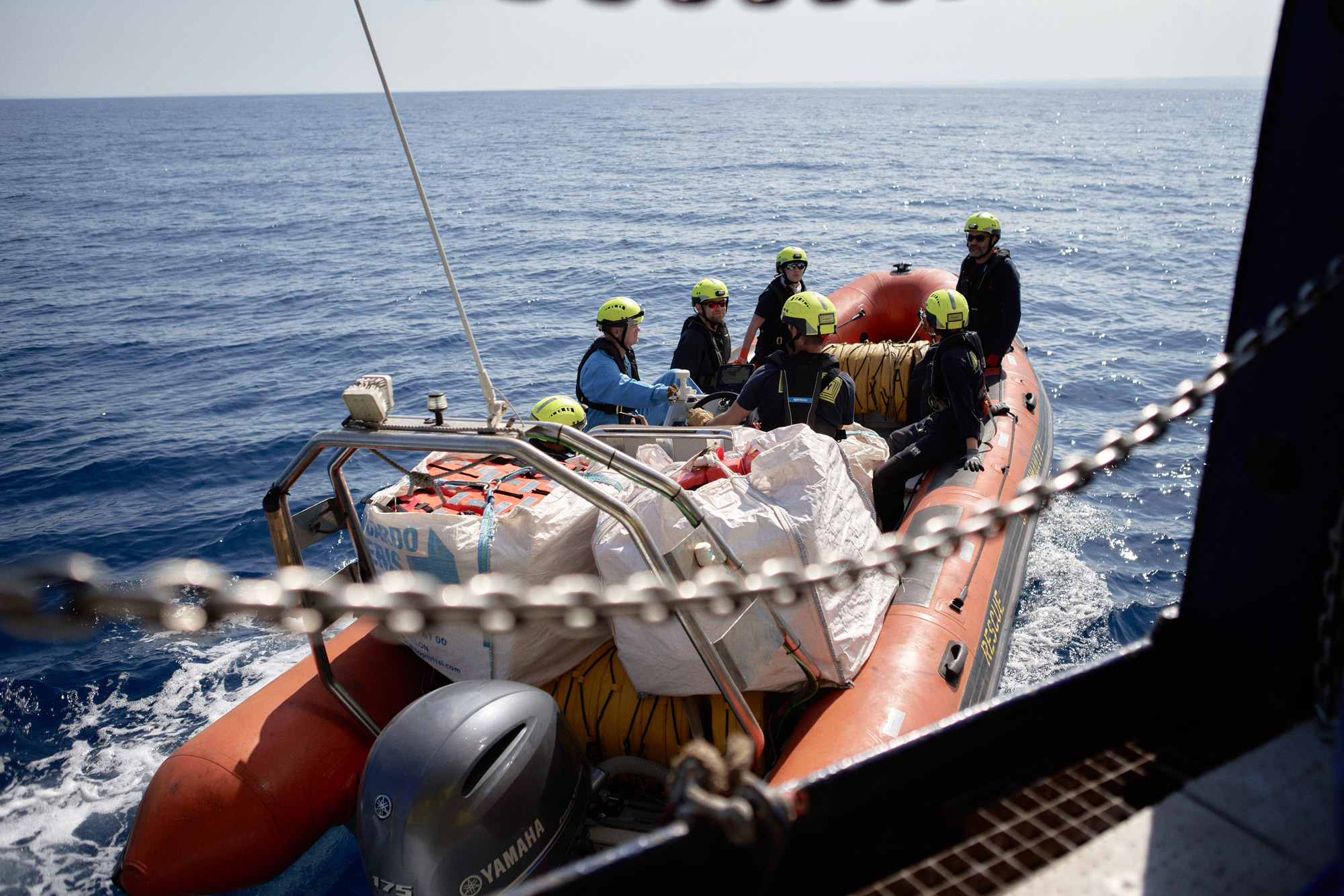 Foto eines RHIB mit sieben Menschen mit gelben Helmen an Bord.