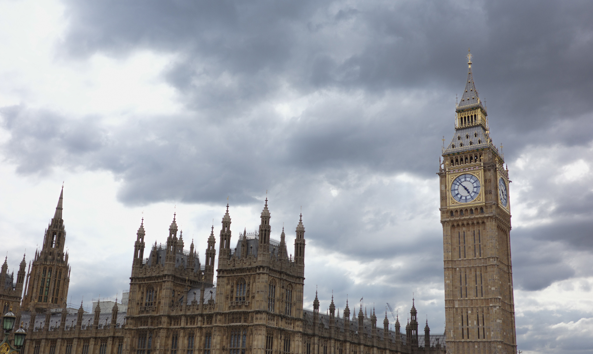 Une photo en couleurs du palais de Westminster et de la Tour Elizabeth sous un ciel gris. Photo prise avec un Ricoh GR III