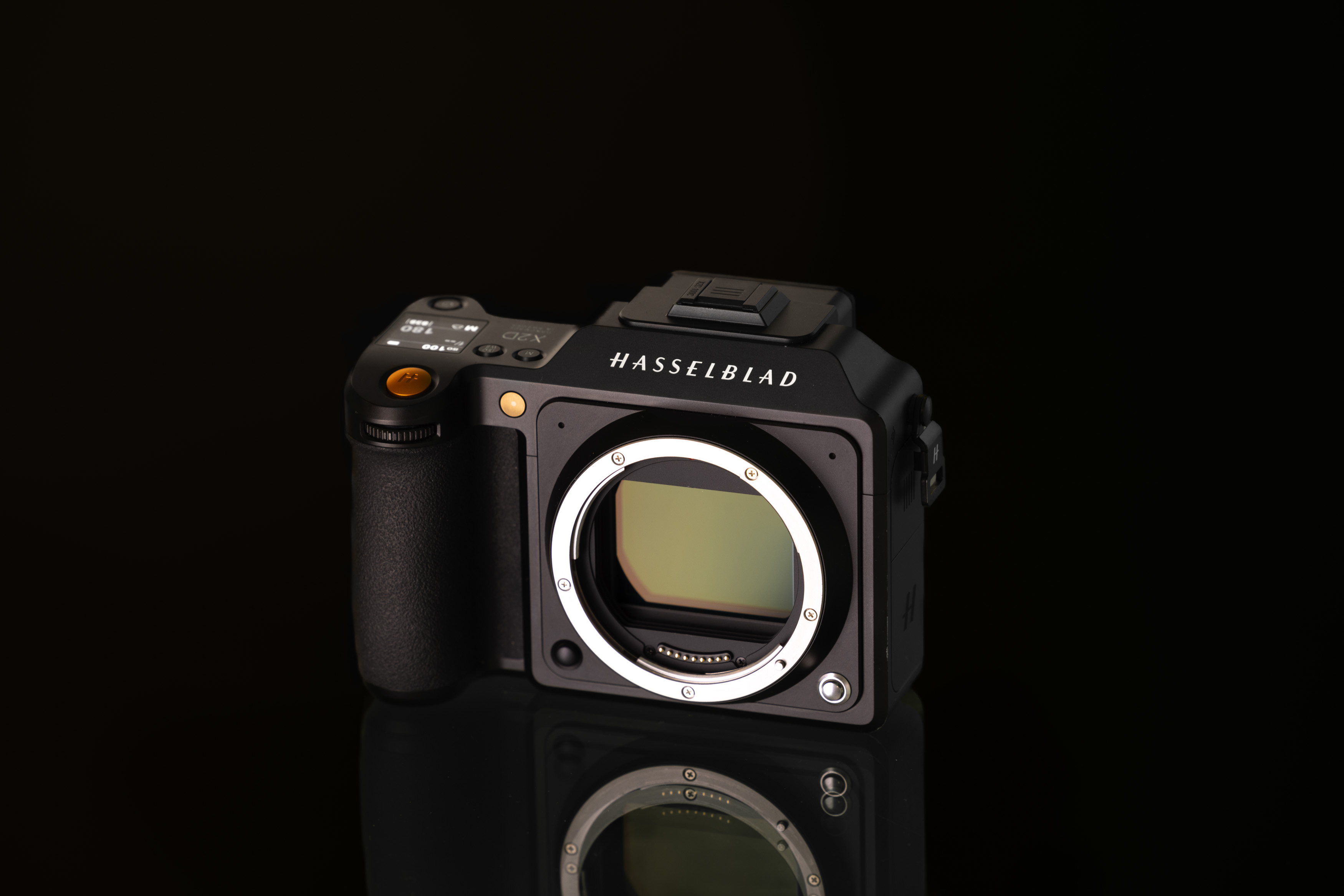 Hasselblad X2D 100C vor einem schwarzen Hintergrund