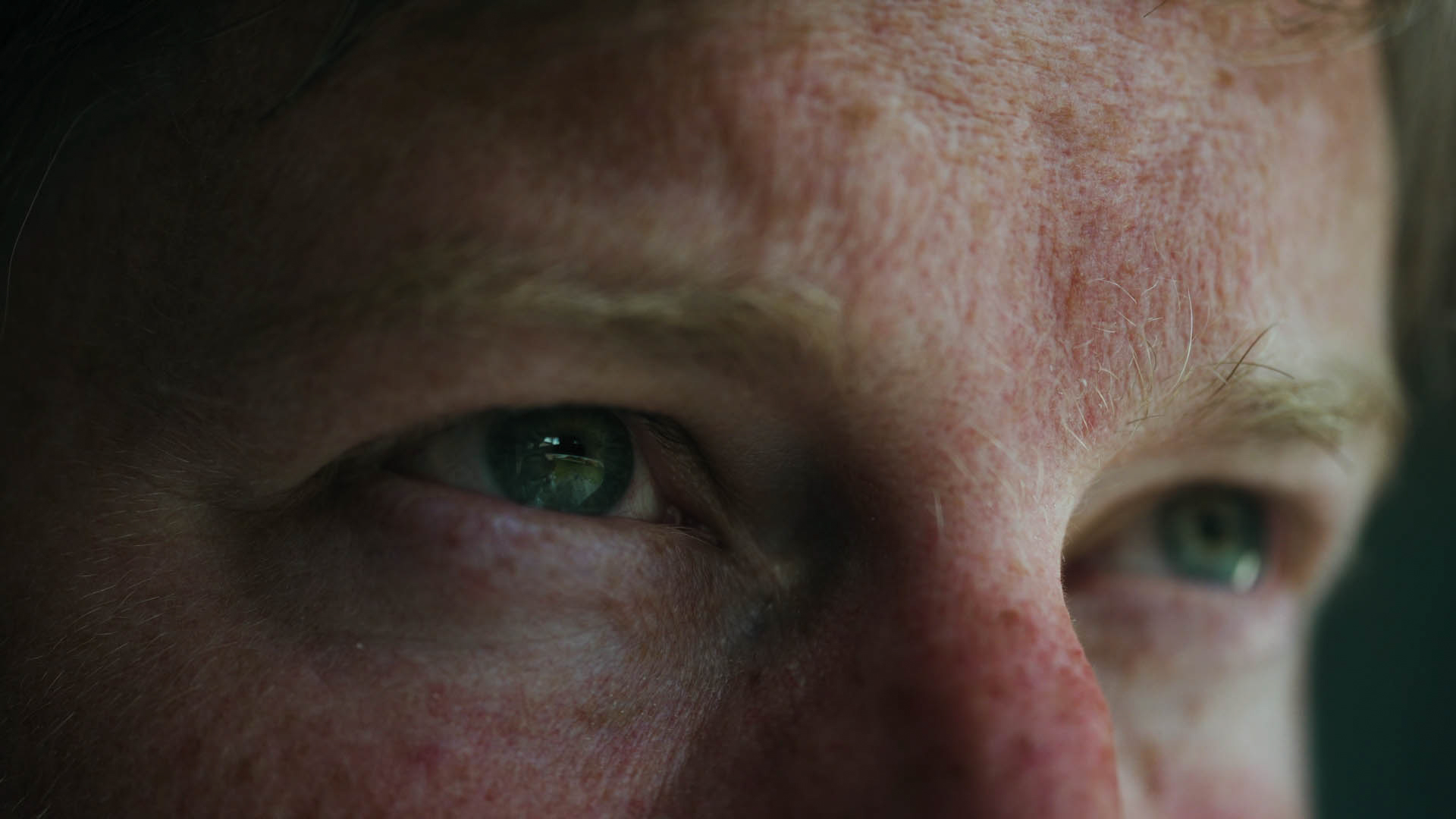 Een close-up van Steve Truluck die in de verte kijkt, een still uit de korte film Truluck van Matt Cannon en Jake Smallwood.