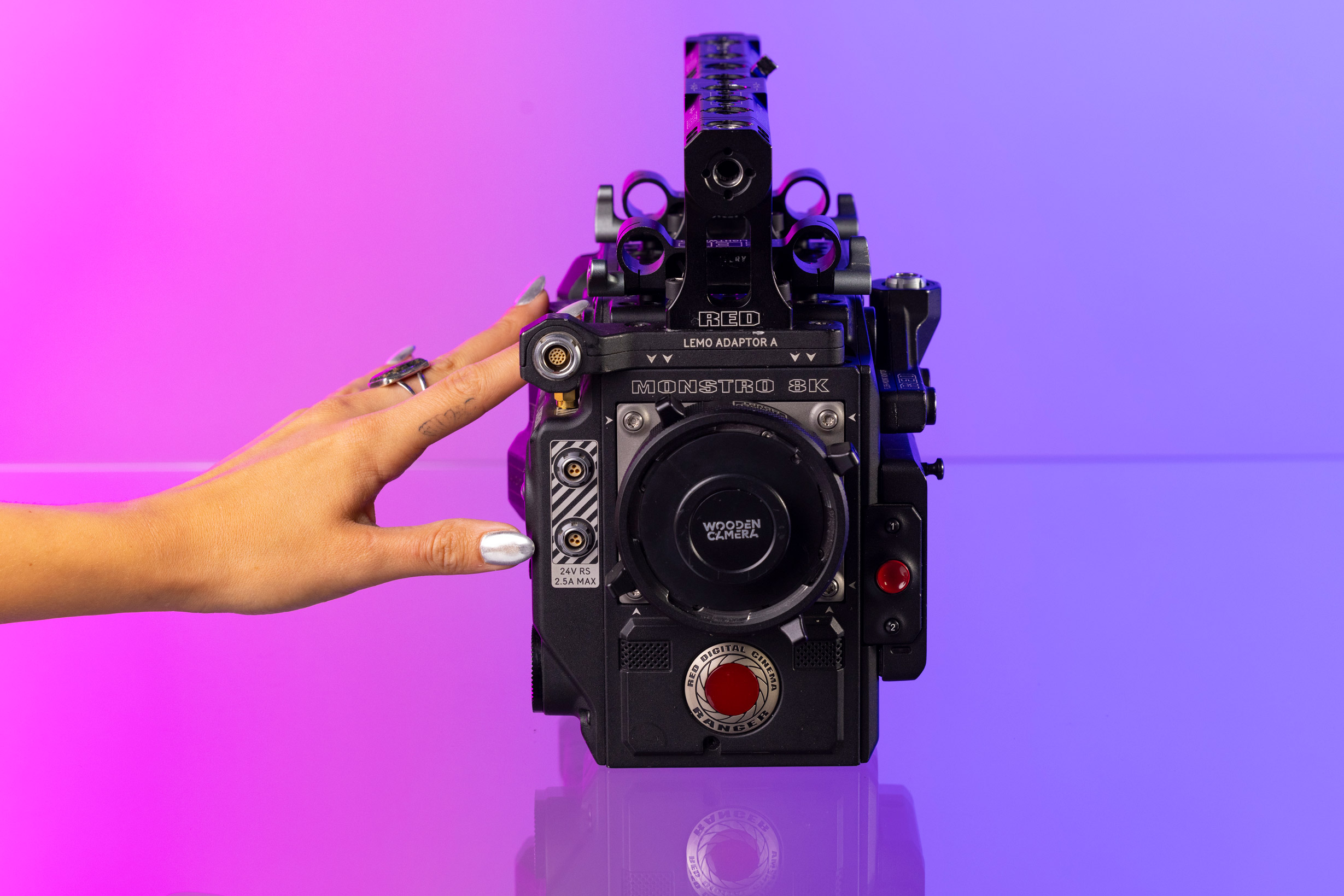 RED Ranger Monstro 8K op een roze en paarse achtergrond