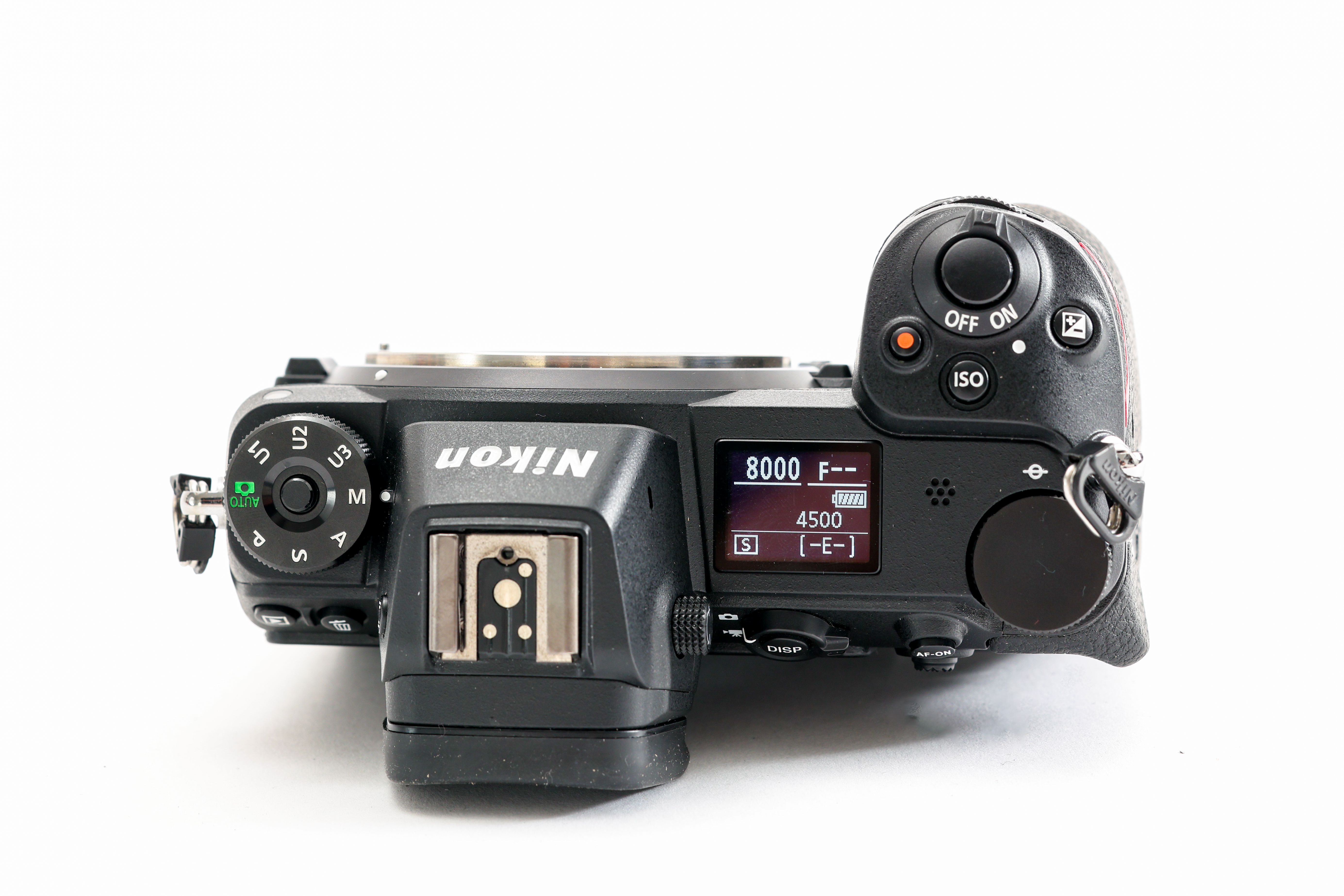 Vista dall'alto della Nikon Z6 II, con ghiera di comando, display superiore e pulsanti visibili.