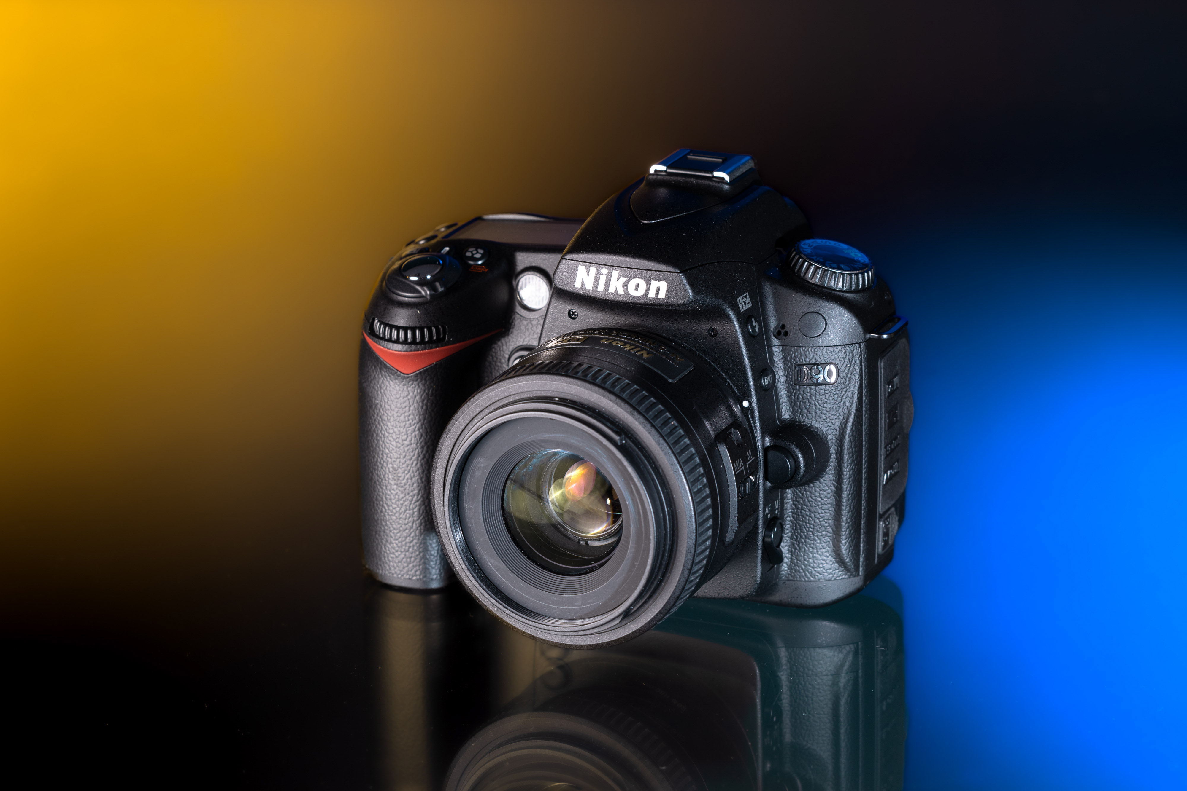 Nikon D90 op een gele en blauwe achtergrond