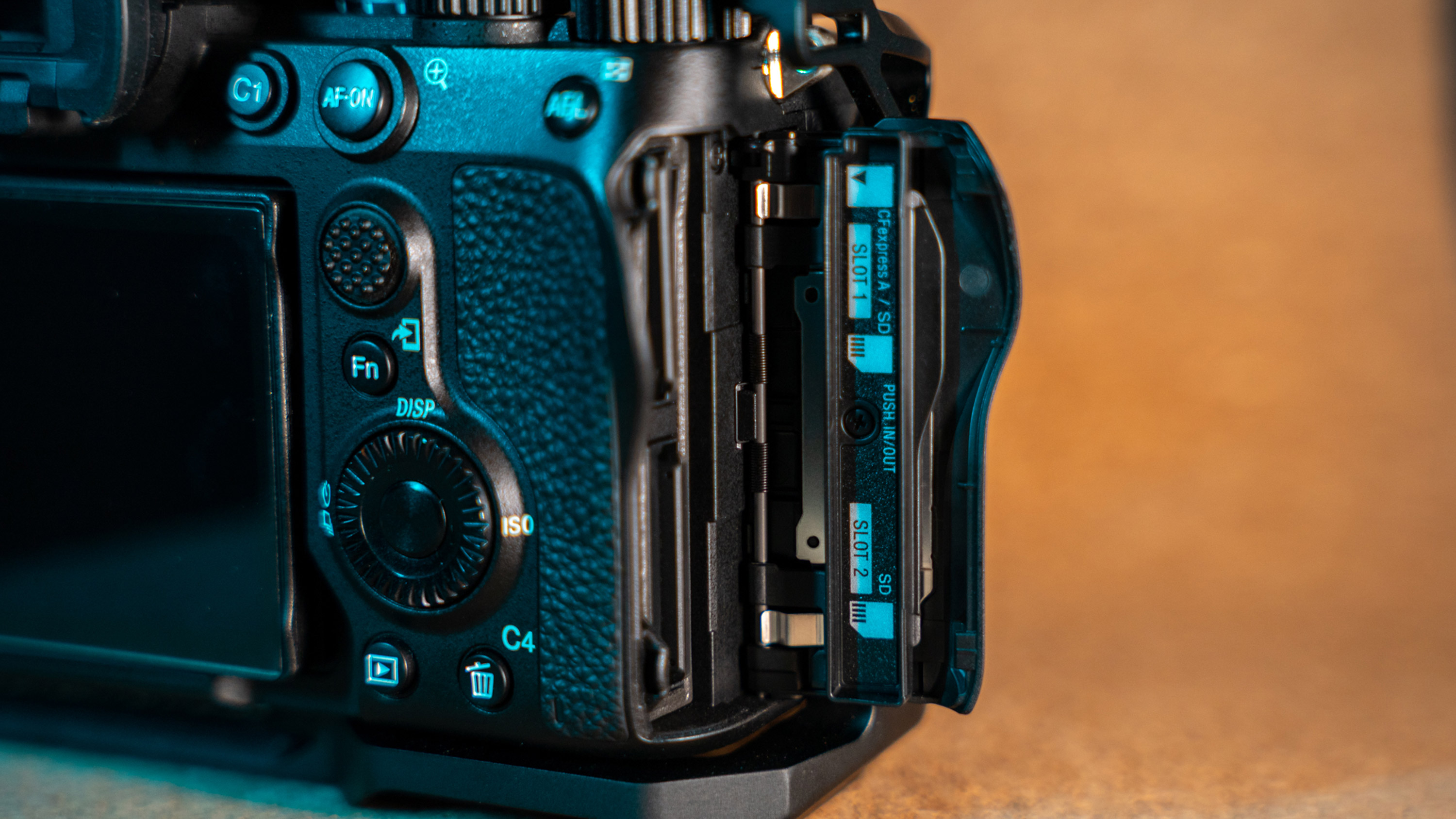 Sony A7 IV photographiée vue de dessus.