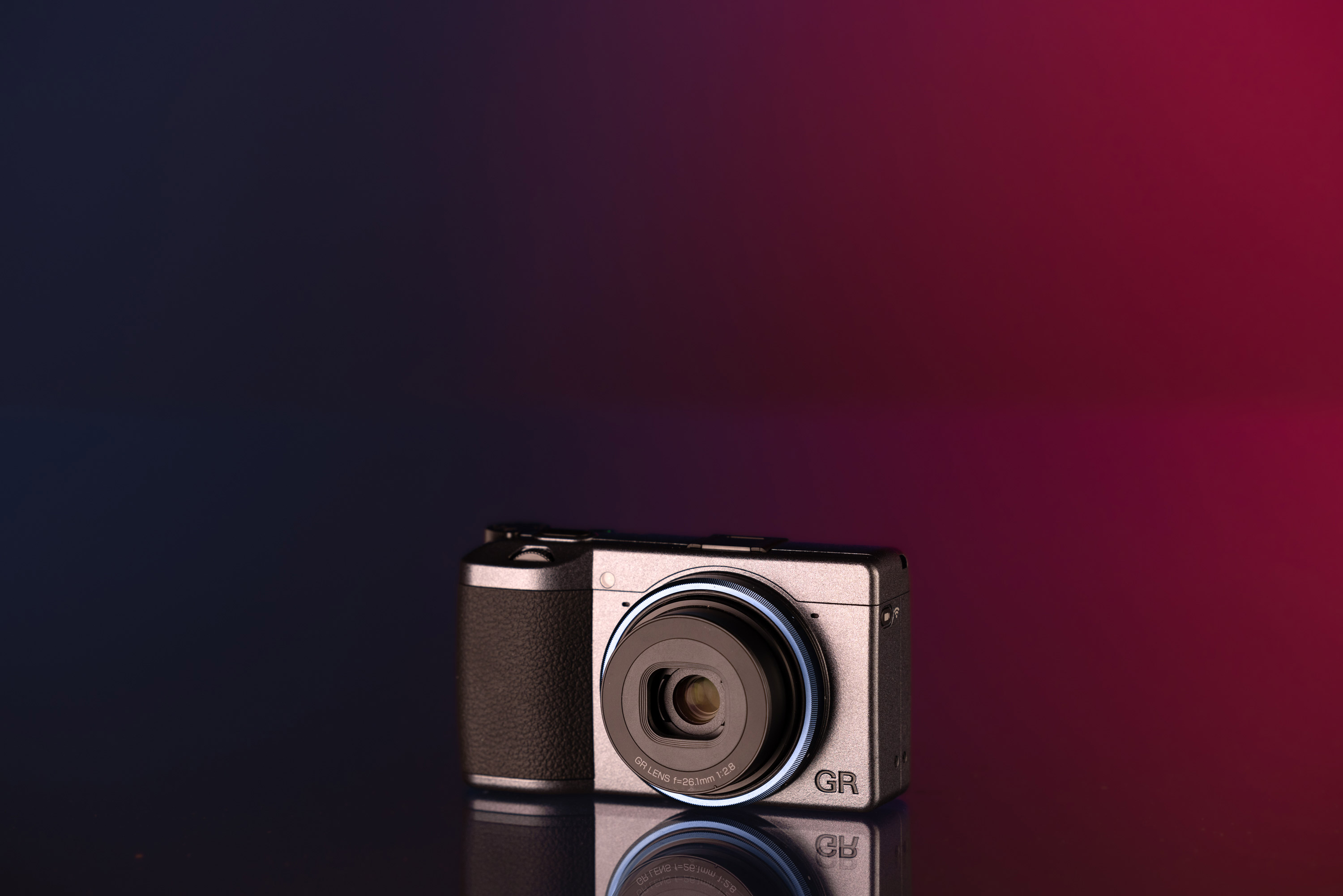 Ricoh GR III sur un fond marron