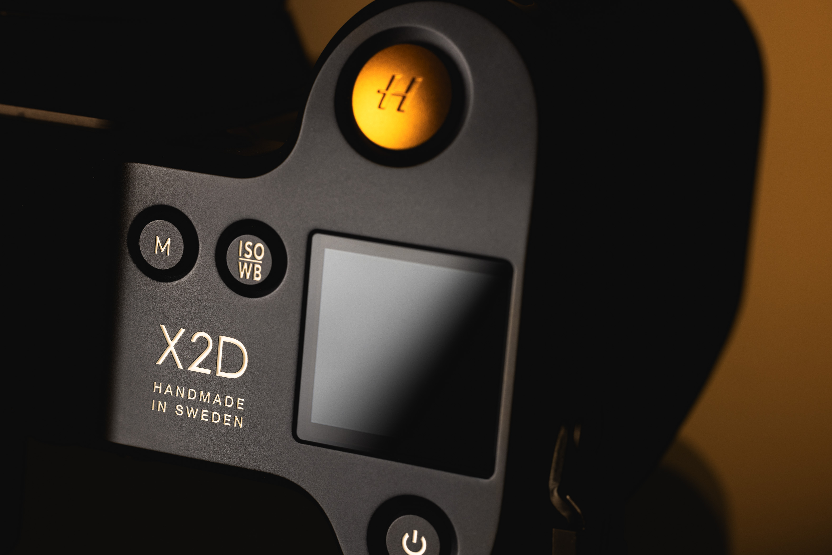 Nahaufnahme des Auslösers, des vorderen Mini-LCD und der Tasten der Hasselblad X2D 100C