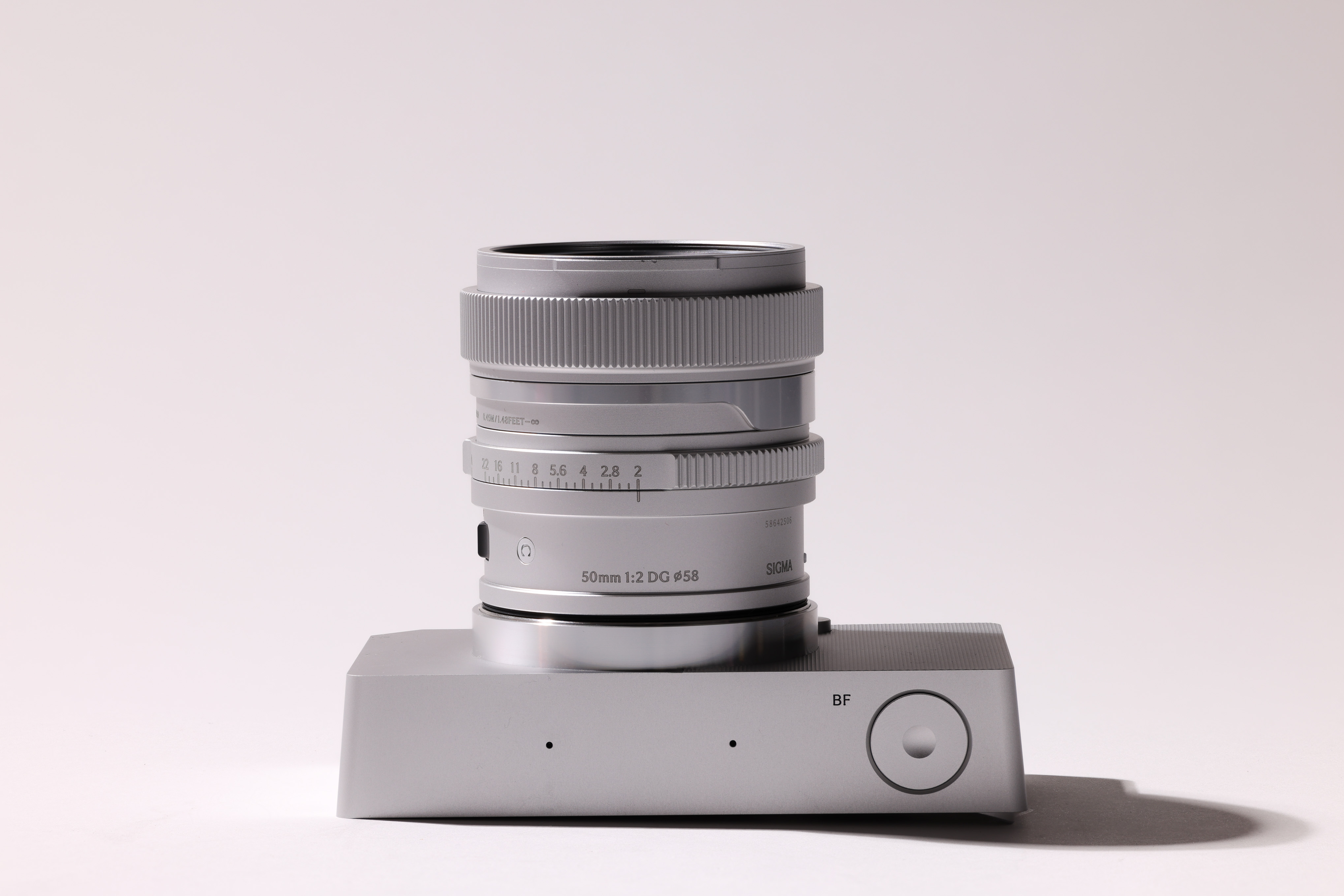 Auf dem Rücken liegende Sigma BF mit einem nach oben gerichteten 50mm-Objektiv.