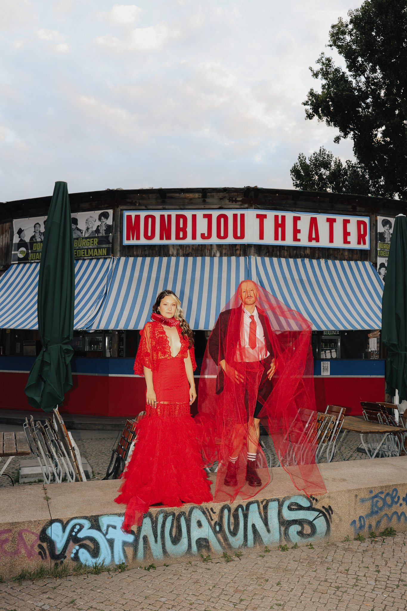 A bold wedding portrait outside Berlin’s Monbijou Theater. Shot by Marina Polovinkina on a Canon EOS R6 Mark II.
