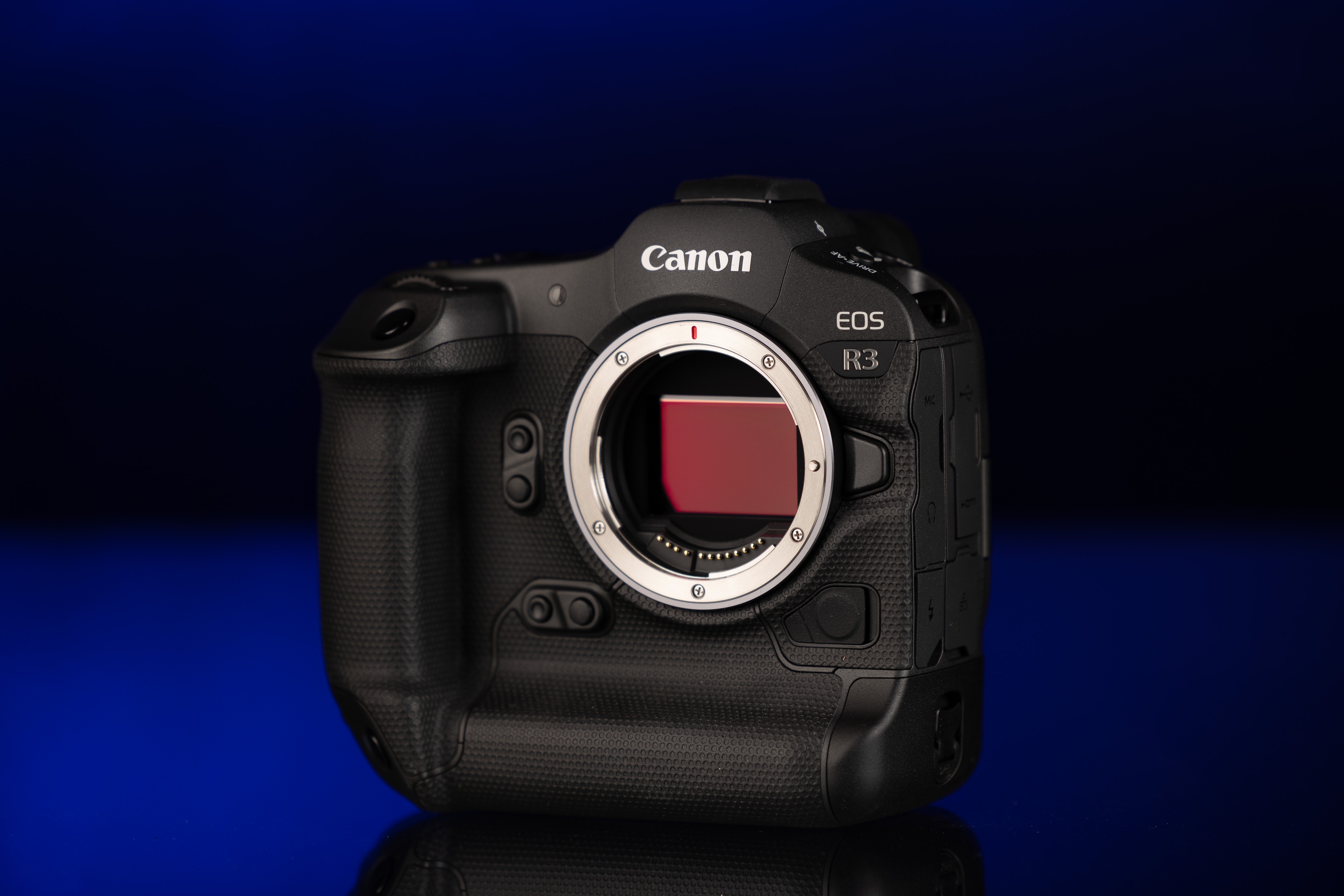 Canon R3 auf blauem Hintergrund