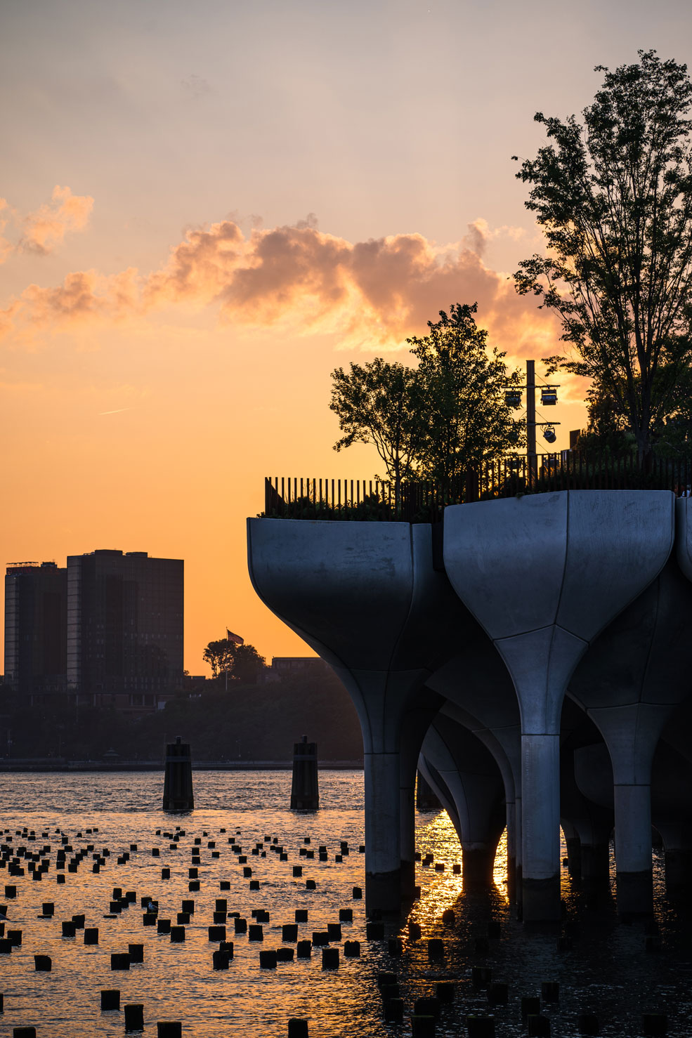 Ein Foto von Little Island über dem Wasser in New York City.