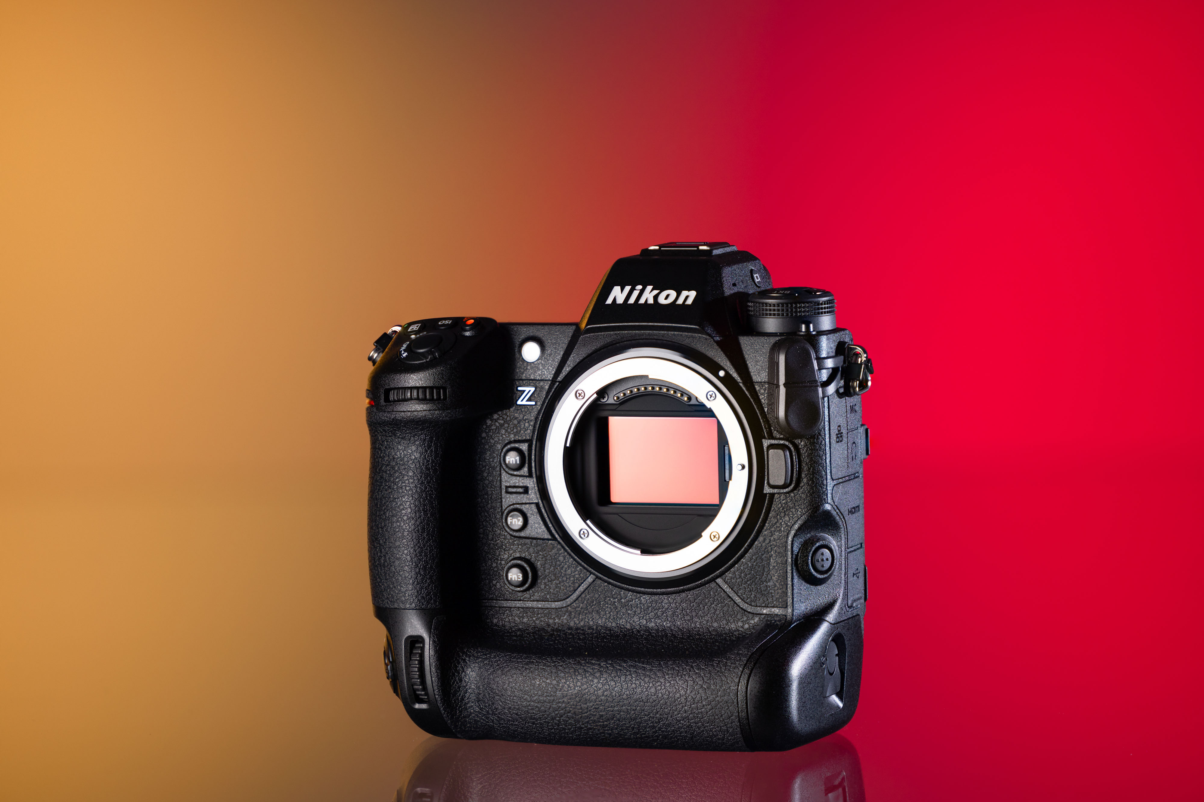 Cámara Nikon Z9 de segunda mano sobre un fondo rojo y amarillo