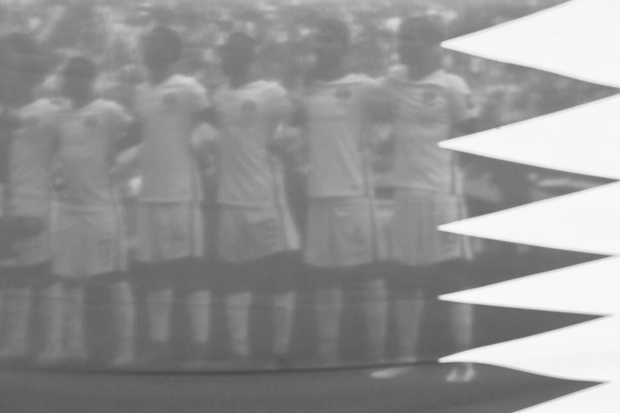 Eine Schwarz-Weiß-Doppelbelichtung von Katar, die sich für das Spiel um den dritten Platz beim Arabien-Pokal 2021 gegen Ägypten aufstellen, aufgenommen von Ryu Voelkel mit einer Nikon D5