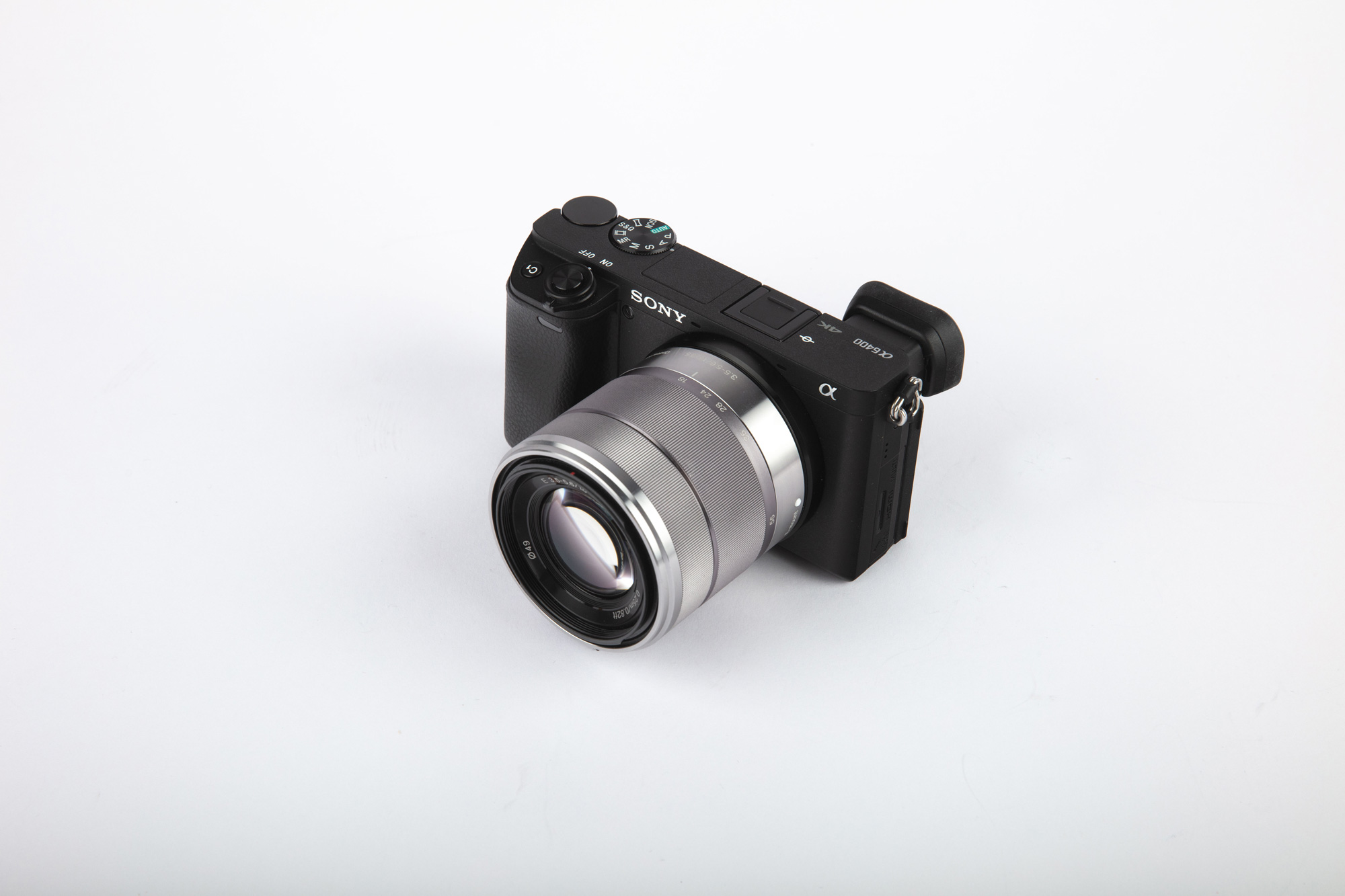 Une photo du Sony A6400 sur un fond blanc