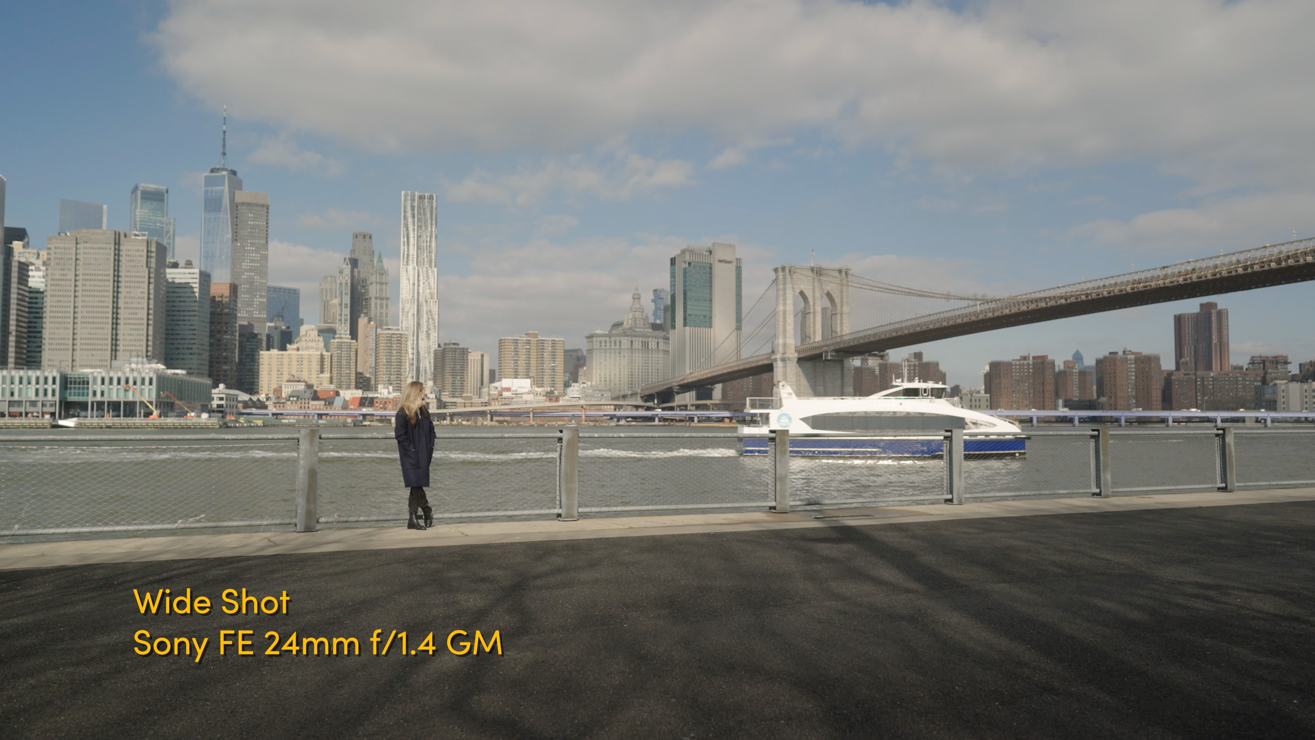 Lange opname met vrouw voor East River in New York City