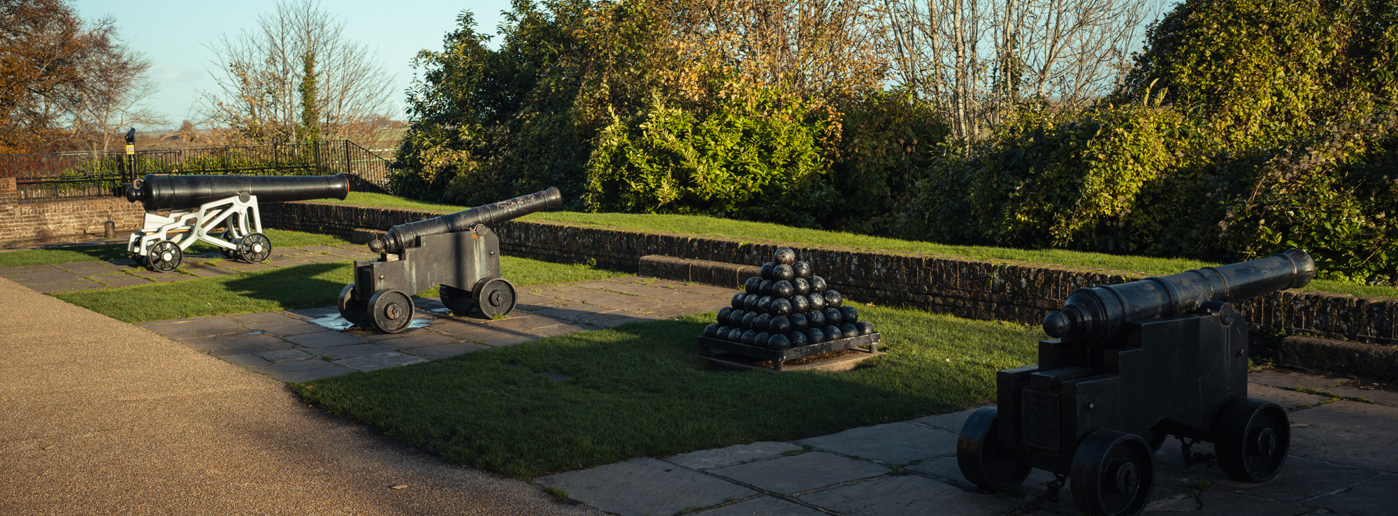 Ein Farbfoto von drei Kanonen und einem Haufen Kanonenkugeln auf einem alten Militärstützpunkt in Großbritannien, aufgenommen mit einer Hasselblad X1D-50c von Ian Howorth