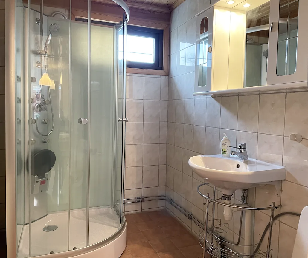 Picture of the large restroom.