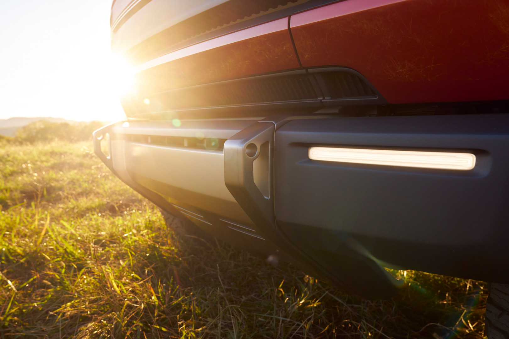 Constantly illuminated light at the front bottom of the traveler