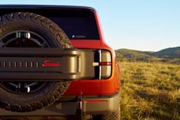 Spare wheel stored in a traveler