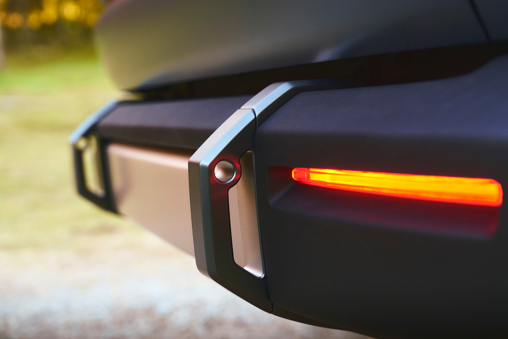 Constantly illuminated light at the rear bottom of the terra truck