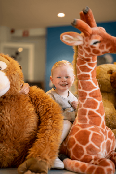 Kinderopvang kind met knuffel giraffe