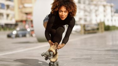 Vrouw rolschaatsen op straat dealblok 1920 x 1080