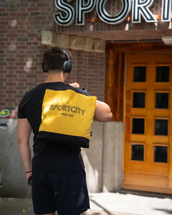 Totebag man met headphones