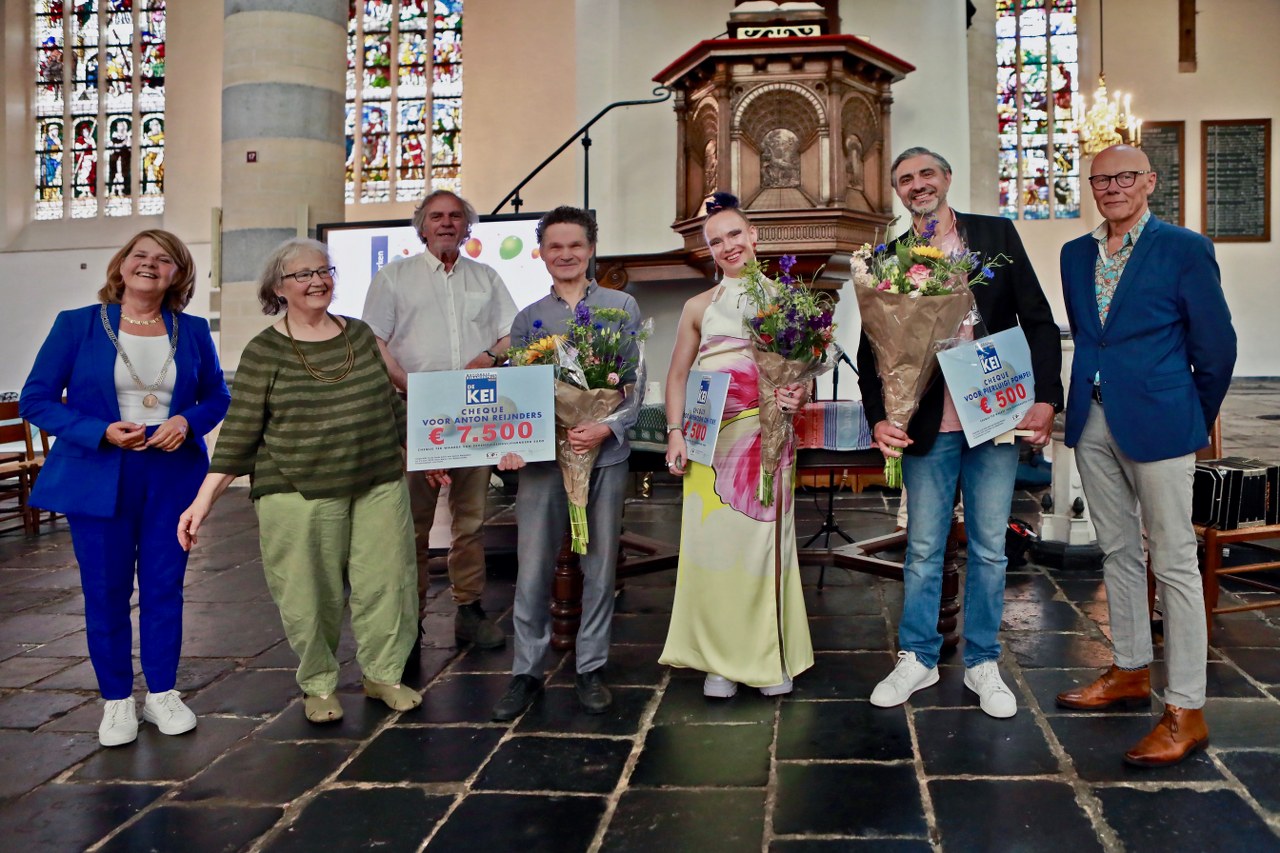 KEI 2025 vlnr burgemeester Delft Van Bijsterveldt-Ankie Maessen en Bert van Meggelen-winnaar Anton Reijnders-genomineerden Anemoon on Fire en Pierluigi Pompei-voorzitter jury Fred Wartna