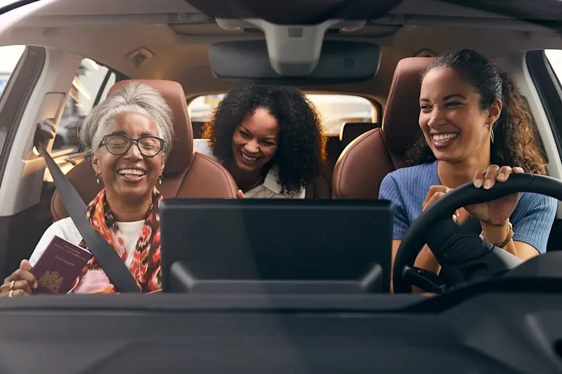 Reizigers parkeren vrouwen in de auto